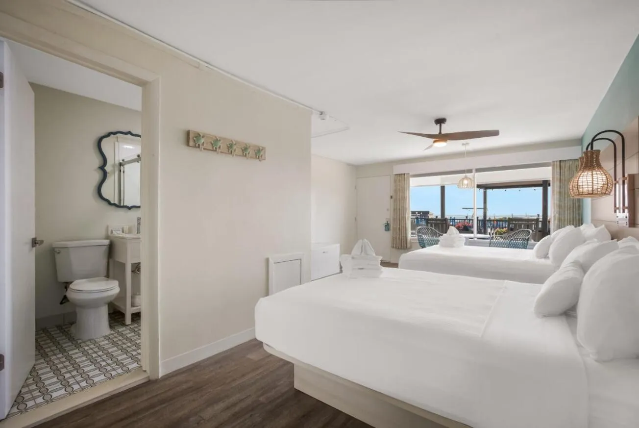 Bathroom, Bed in Hotel Cabana Oceanfront/Boardwalk
