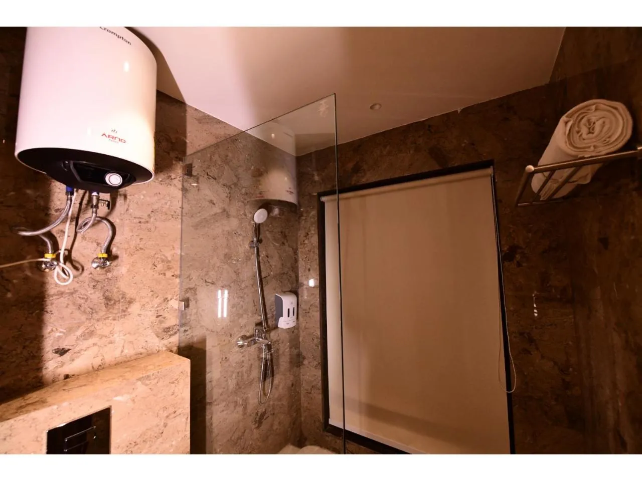 Shower in Belvedere Suites