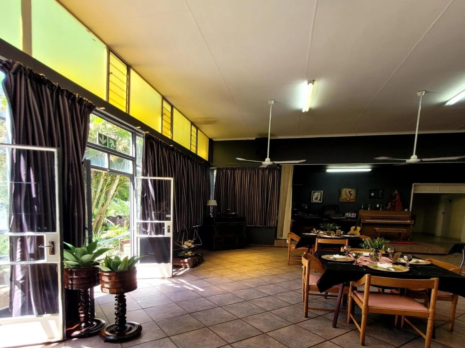 Restaurant/places to eat in Mumo Lodge
