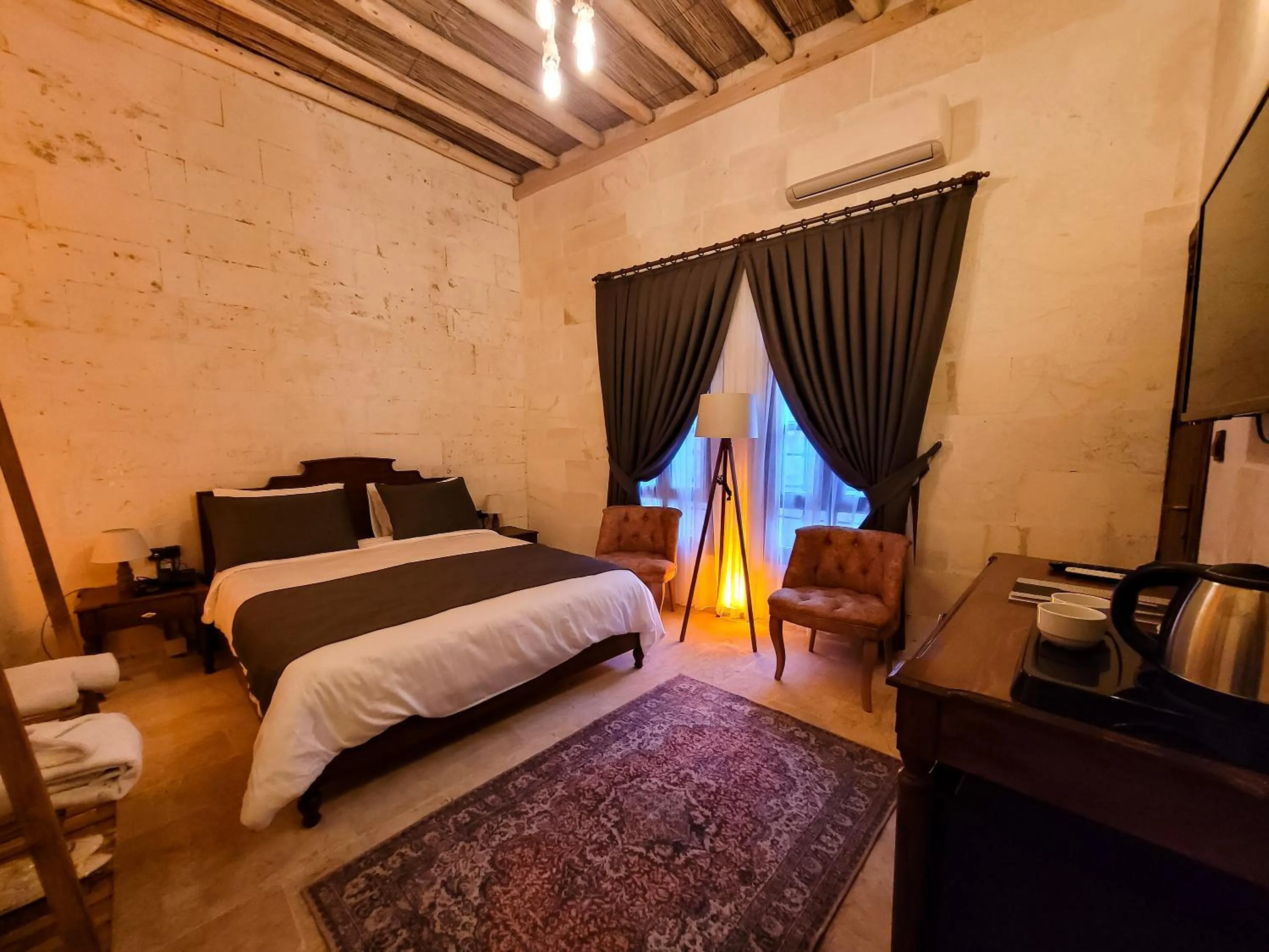 Bed in Reji Boutique Hotel