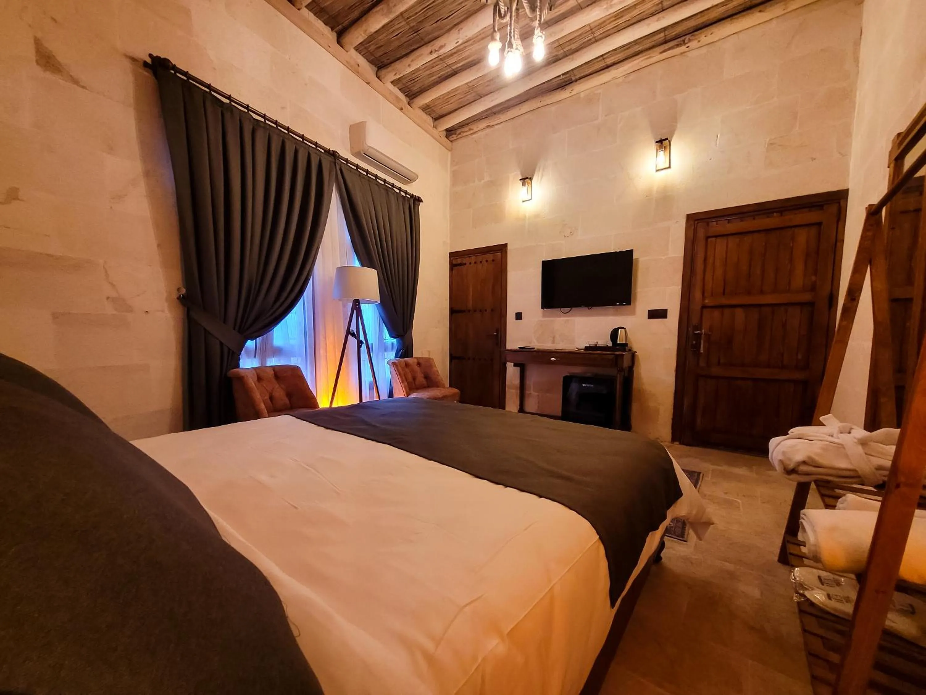 Bed in Reji Boutique Hotel