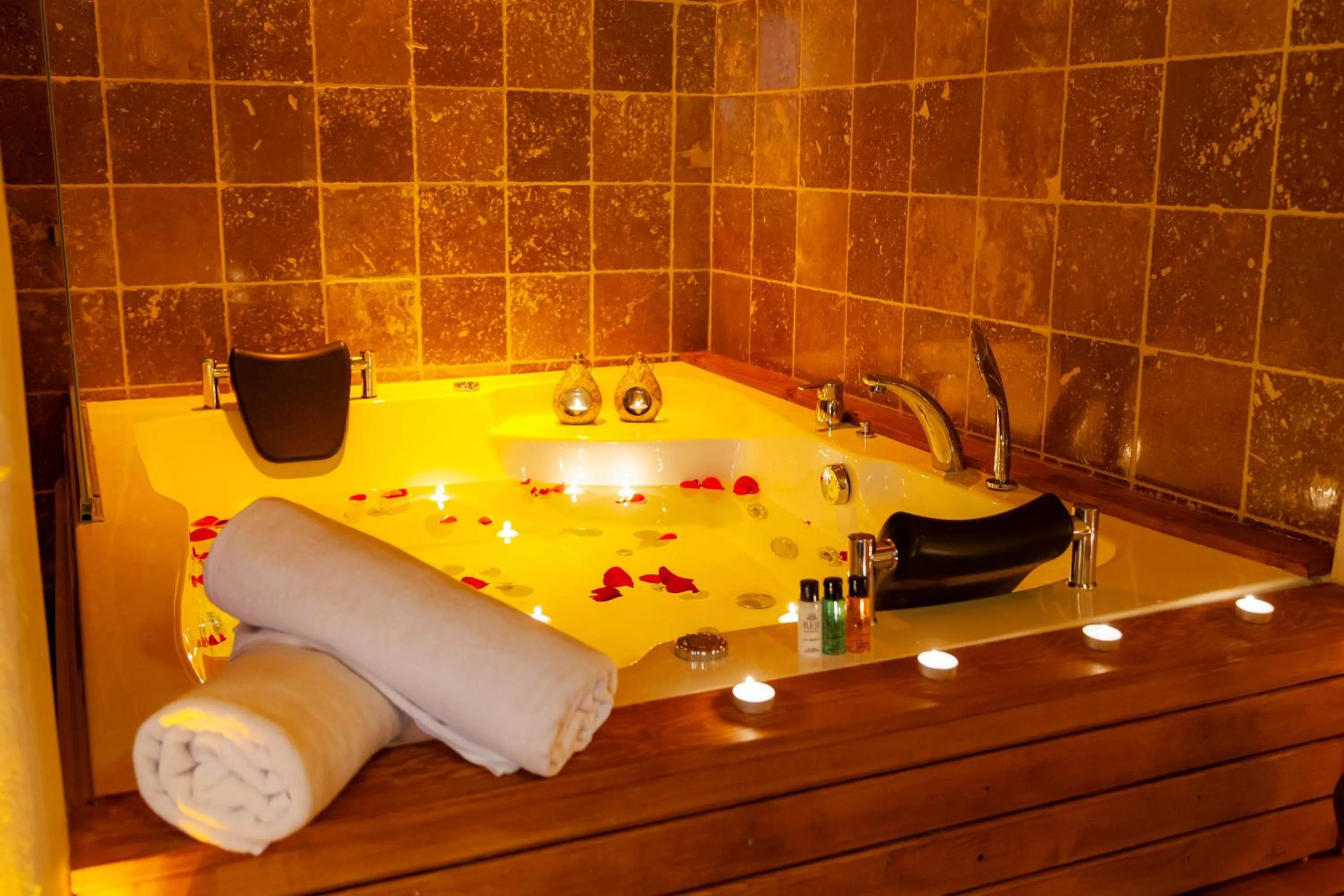 Hot Tub in Reji Boutique Hotel