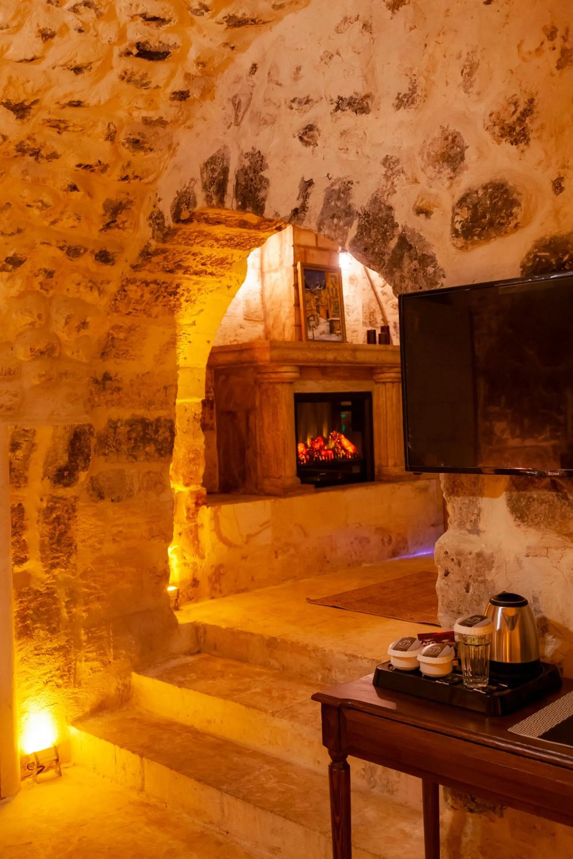 TV and multimedia in Reji Boutique Hotel