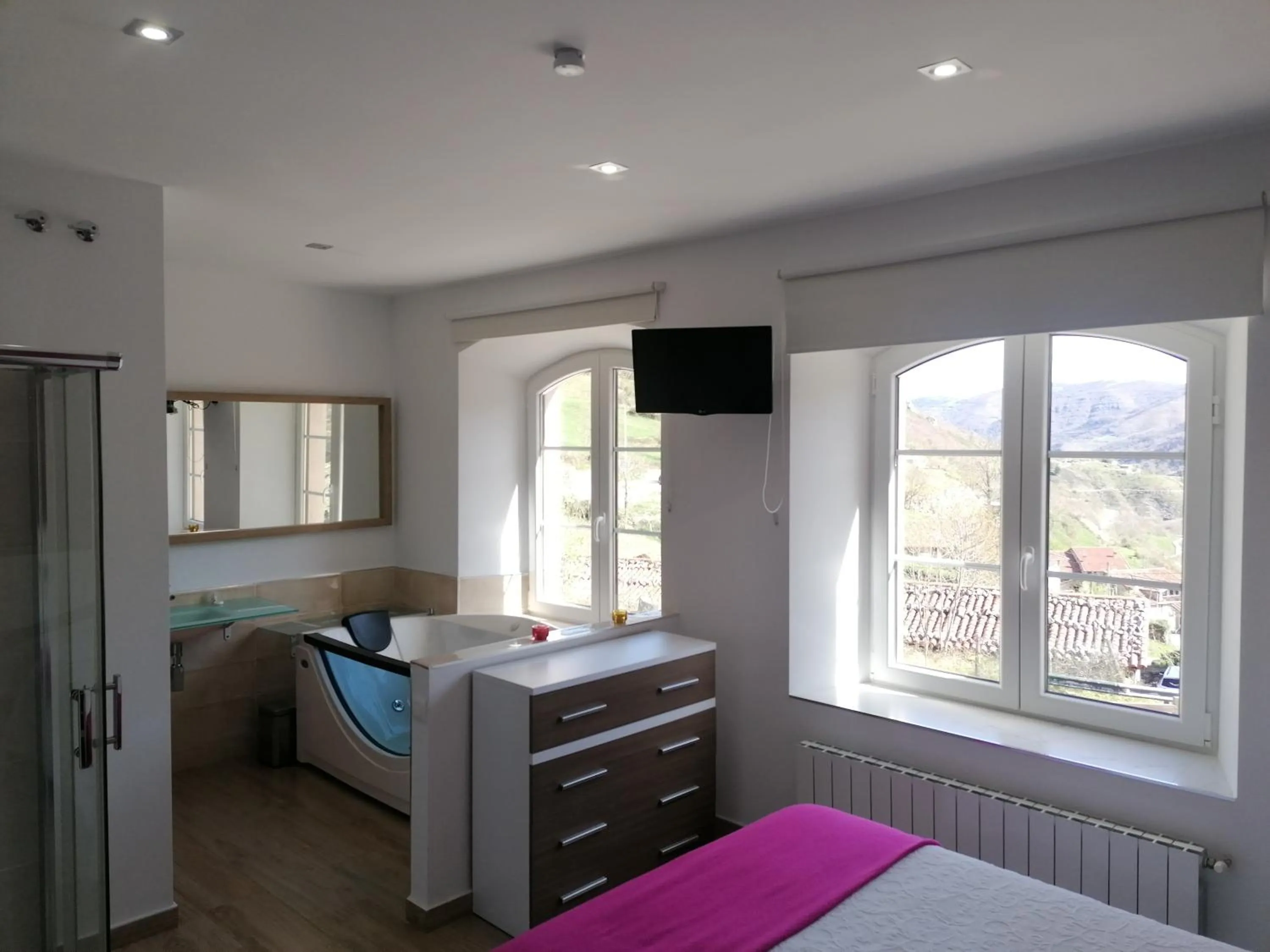 Shower, Bed in Alojamiento rural El Refugio