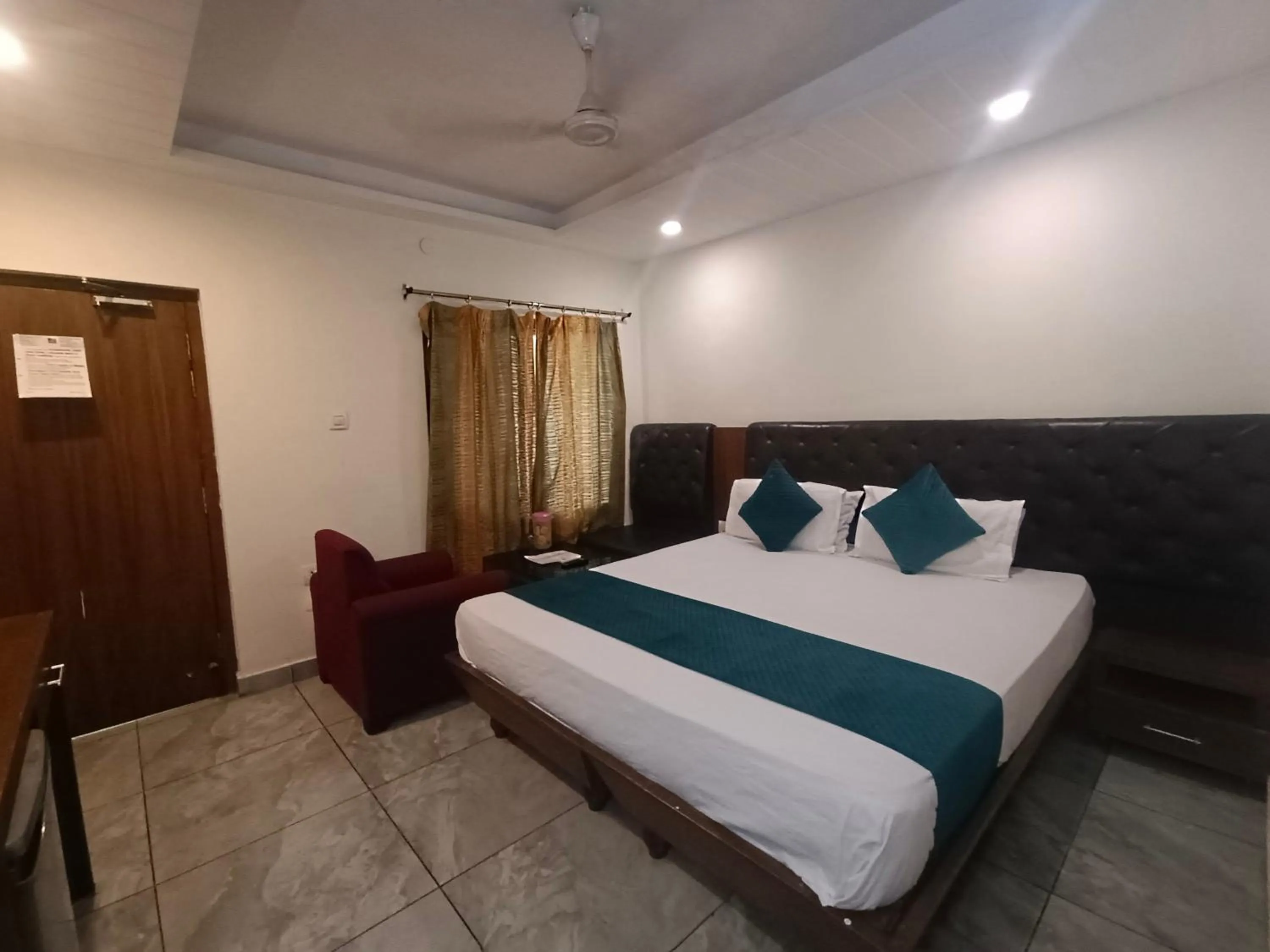 Bedroom, Bed in Hotel Ganga Azure@ Har Ki Pauri Road