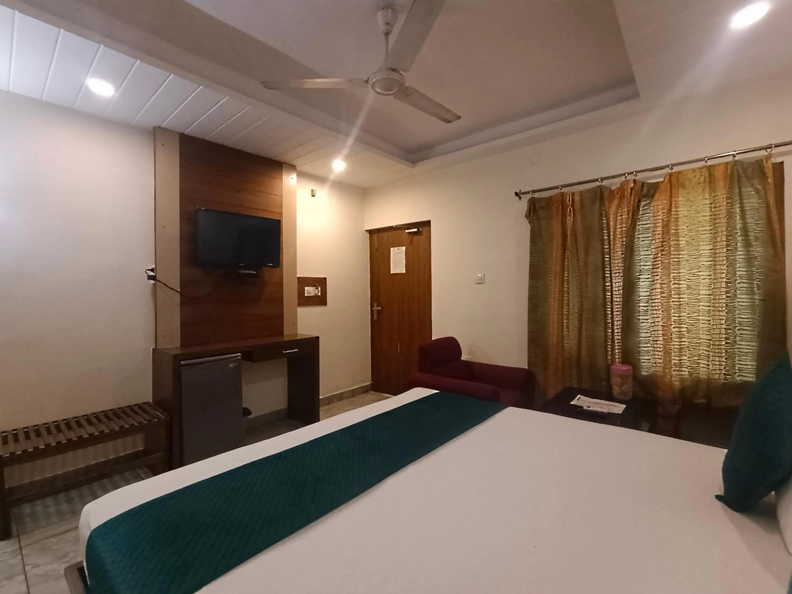 Bedroom, Bed in Hotel Ganga Azure@ Har Ki Pauri Road