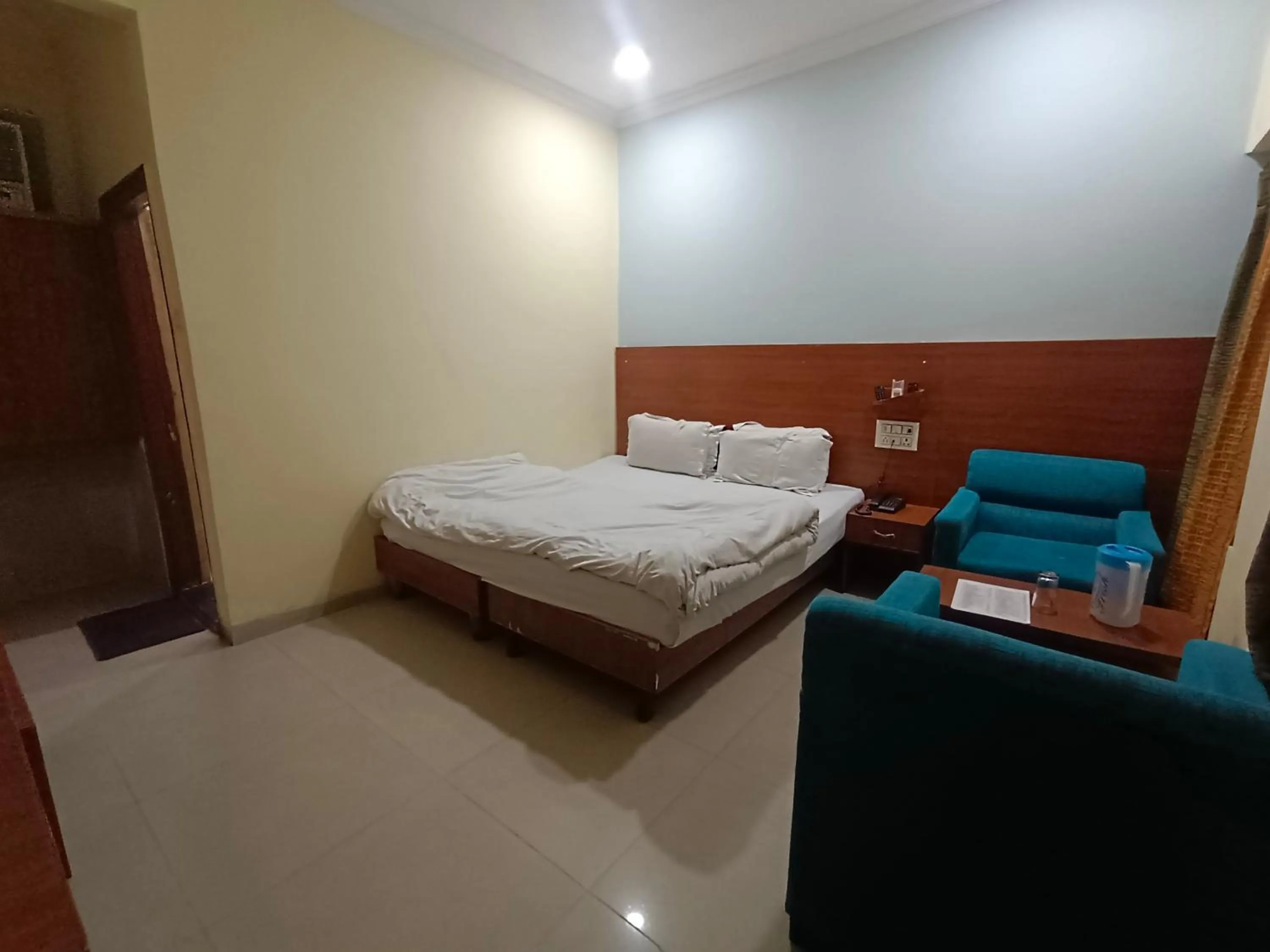 Bedroom, Bed in Hotel Ganga Azure@ Har Ki Pauri Road