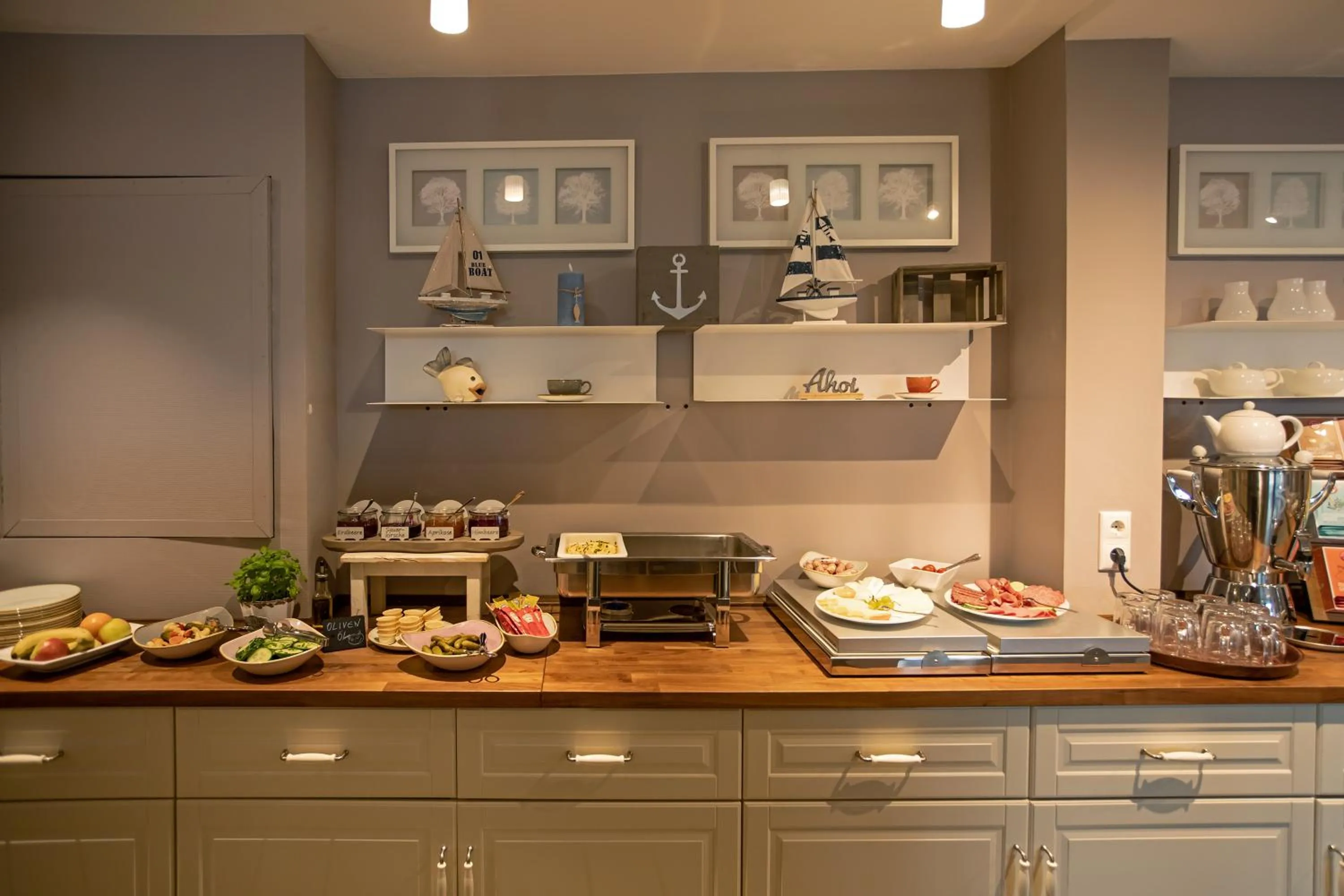 Buffet breakfast in Lieblingsplatz Hotel Seedeich