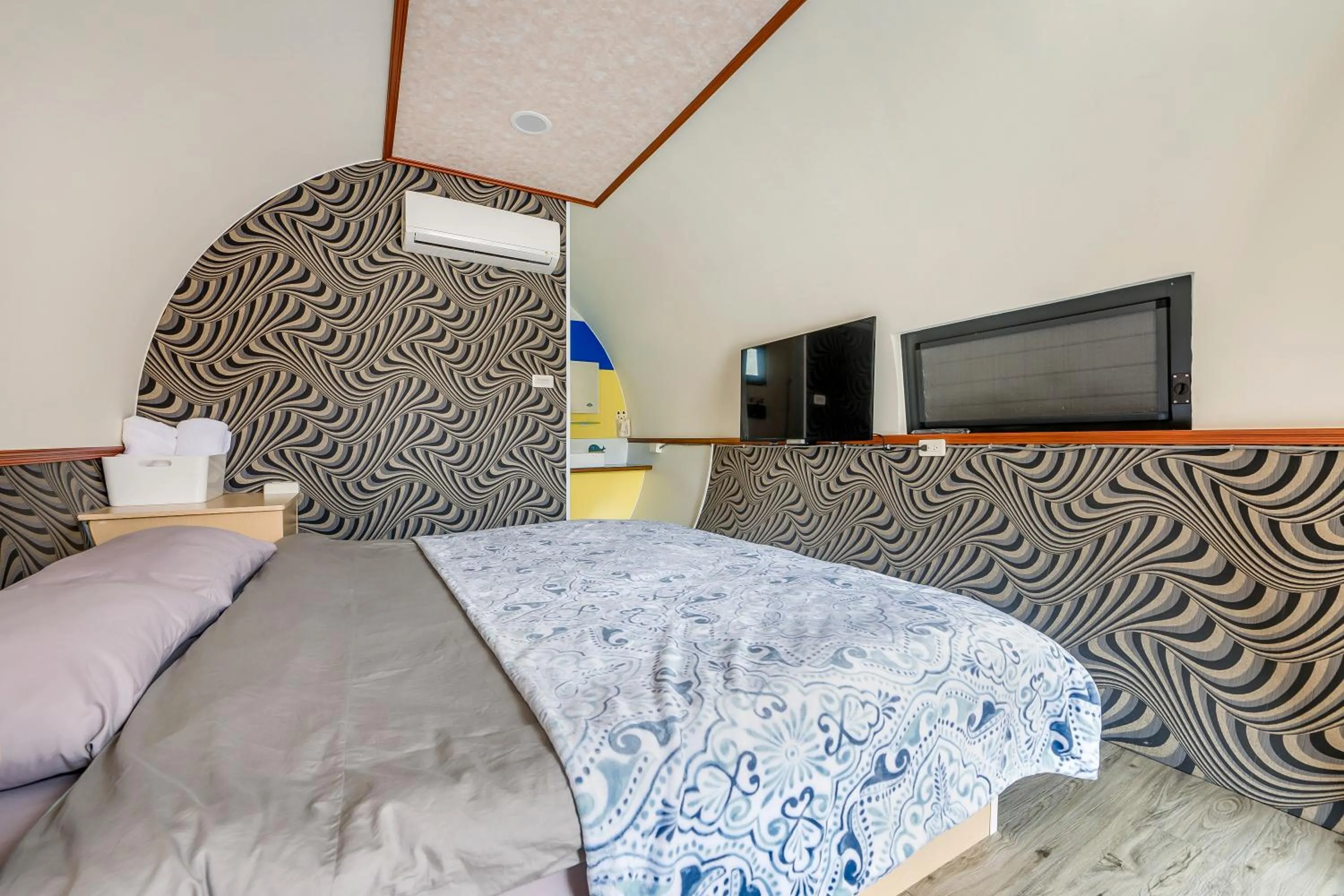 Photo of the whole room, Bed in Shen-Lu-Ju B&B