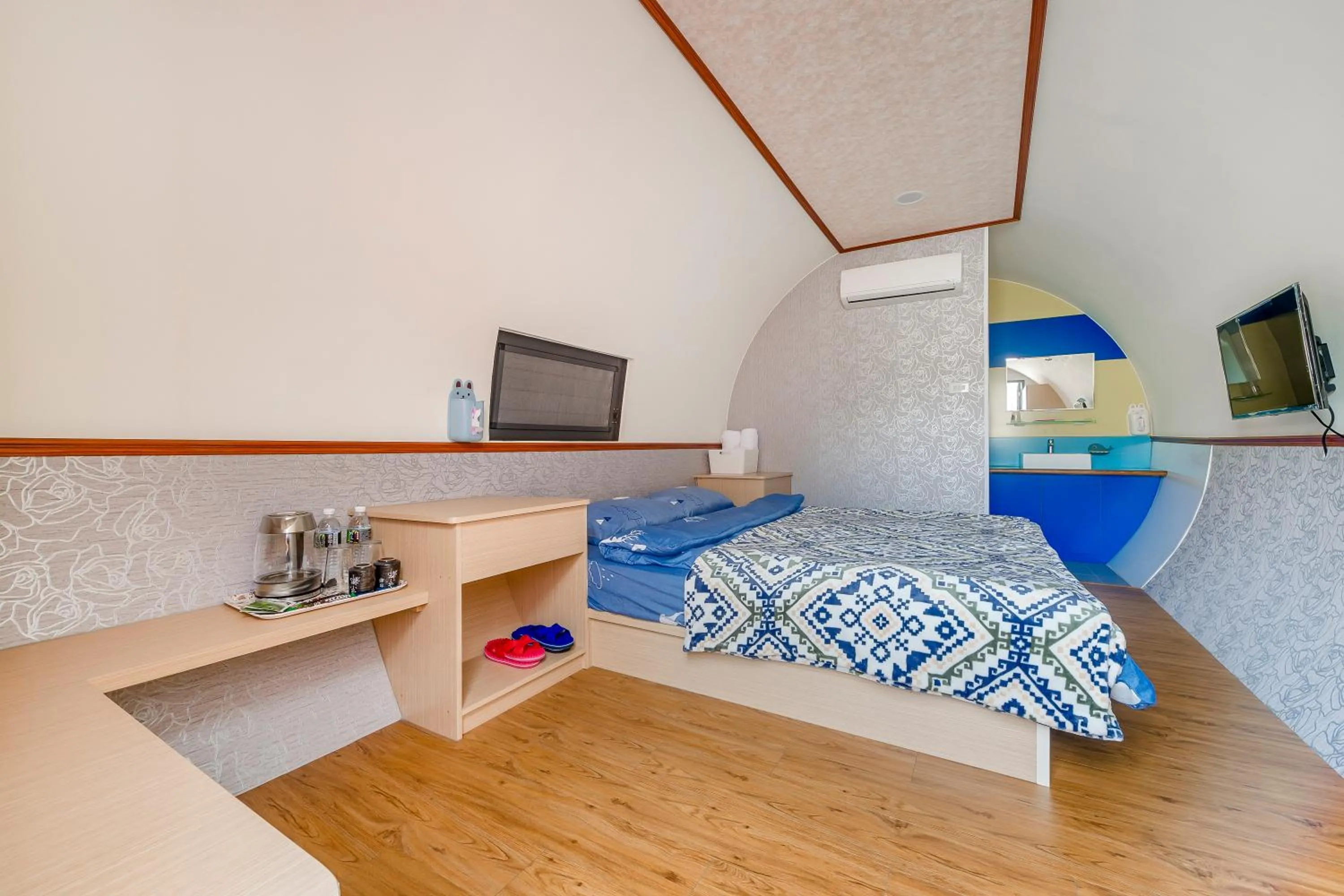 Photo of the whole room, Bed in Shen-Lu-Ju B&B