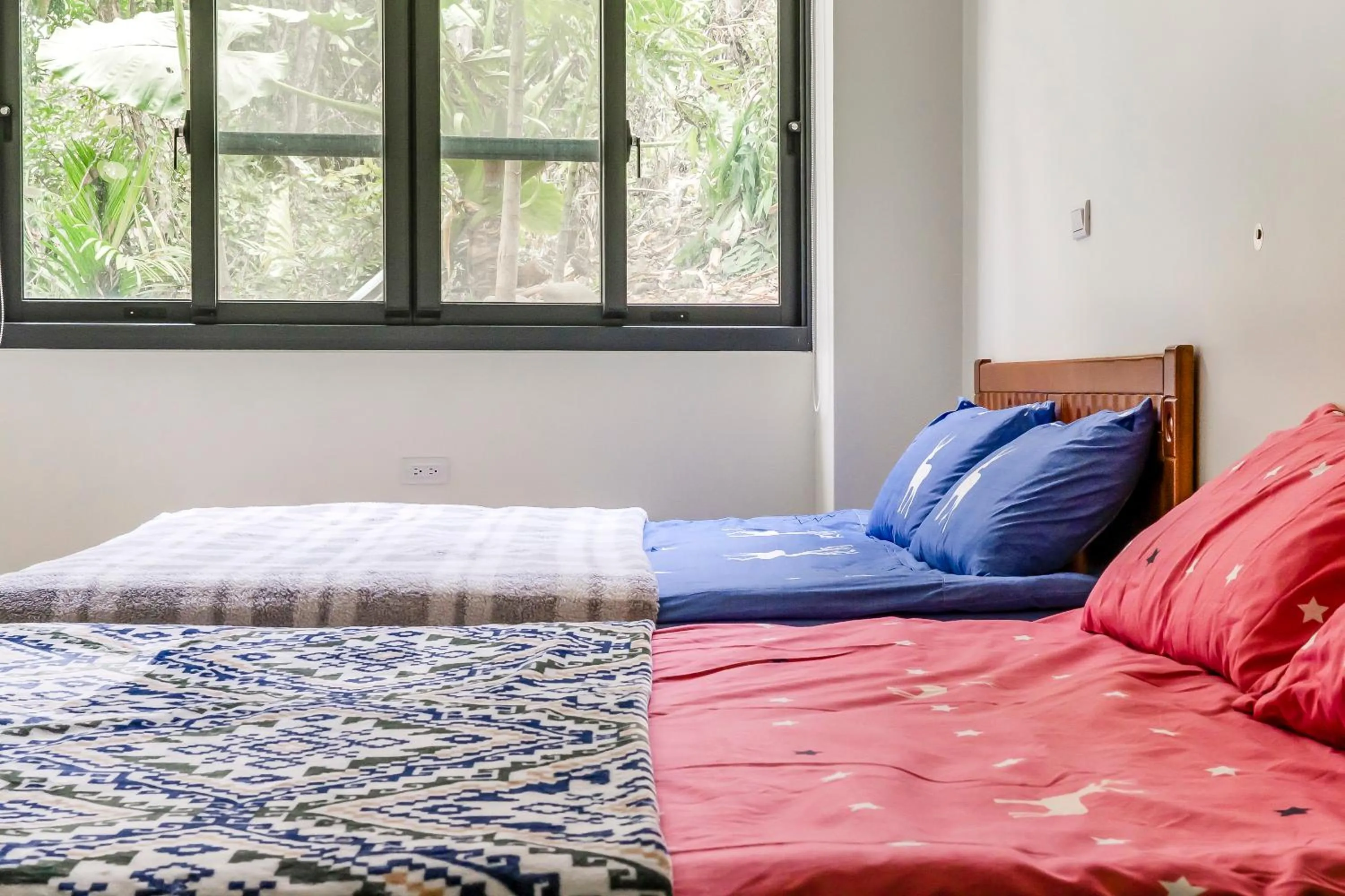 Photo of the whole room, Bed in Shen-Lu-Ju B&B