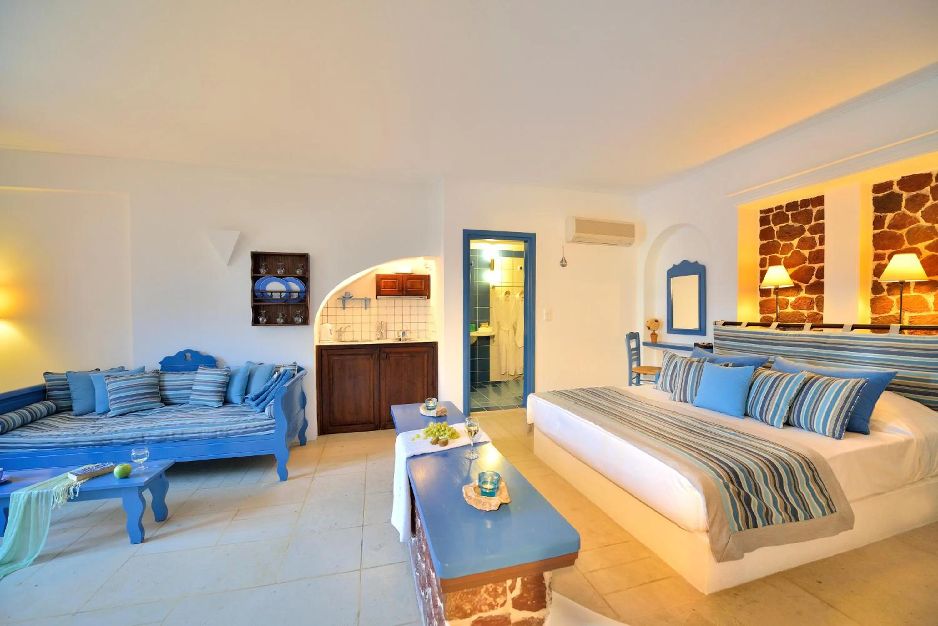 Photo of the whole room, Bed in Tamarix Del Mar Suites