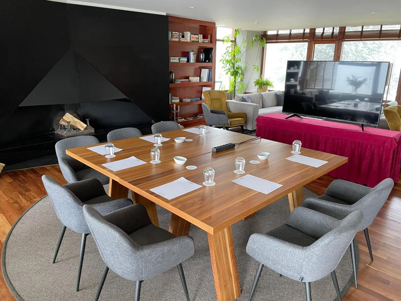 Communal lounge/ TV room in Hotel Xalet del Golf