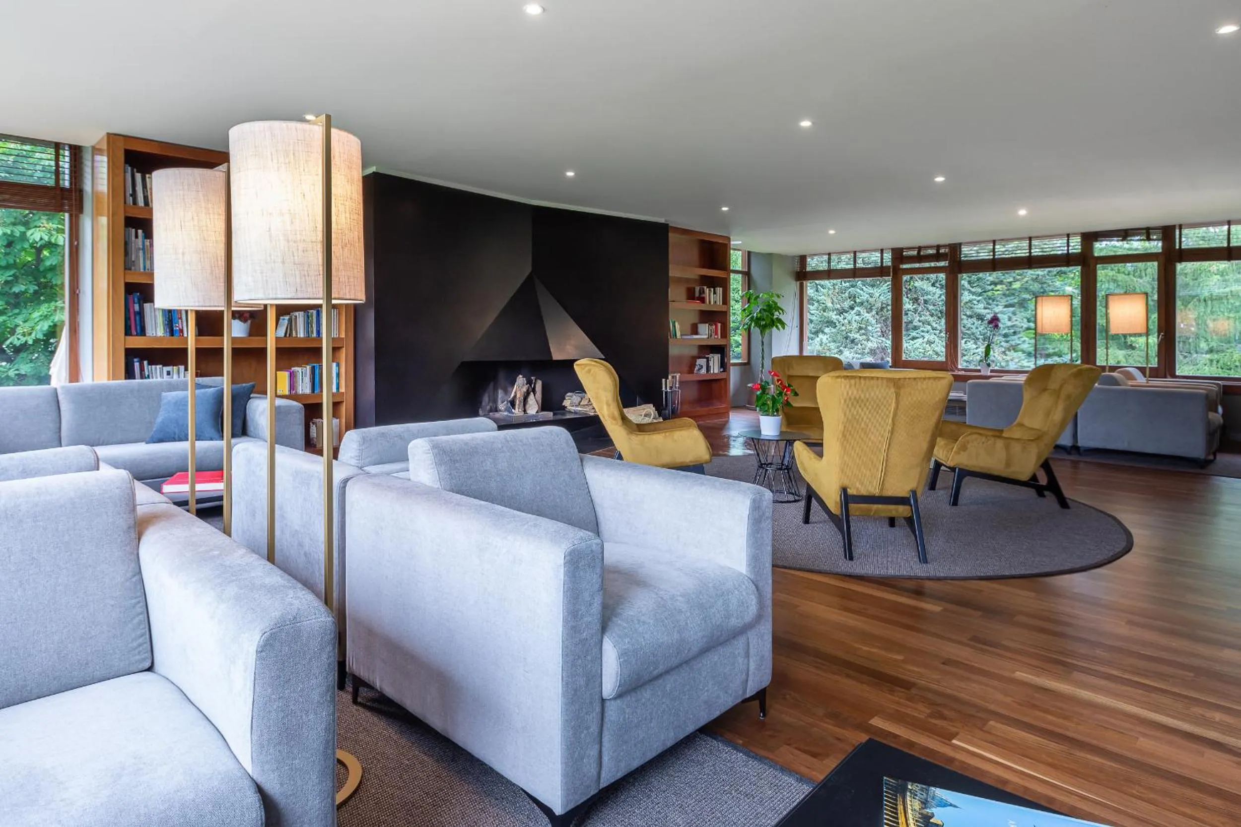 Communal lounge/ TV room in Hotel Xalet del Golf