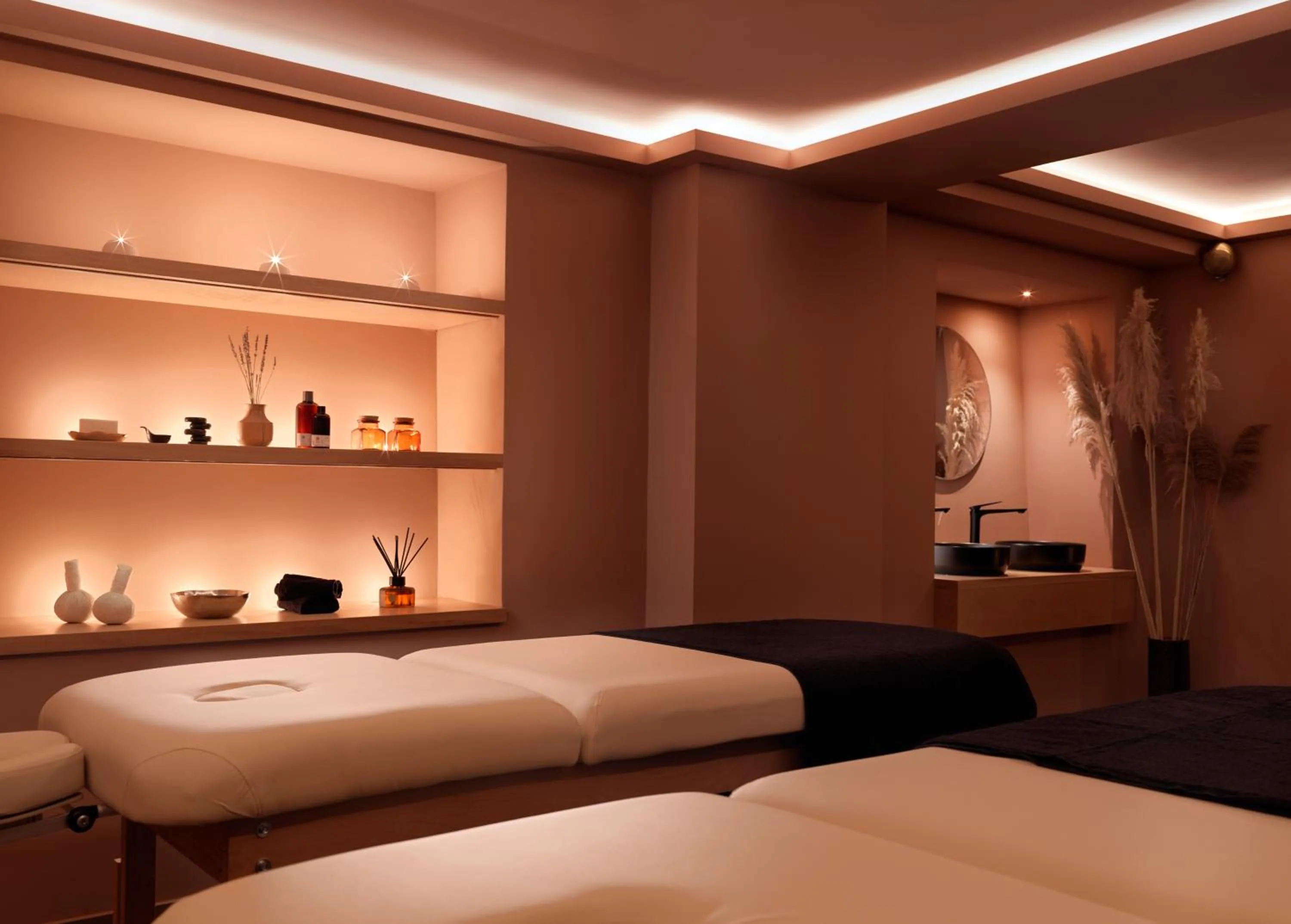 Massage, Bed in Monument Hotel