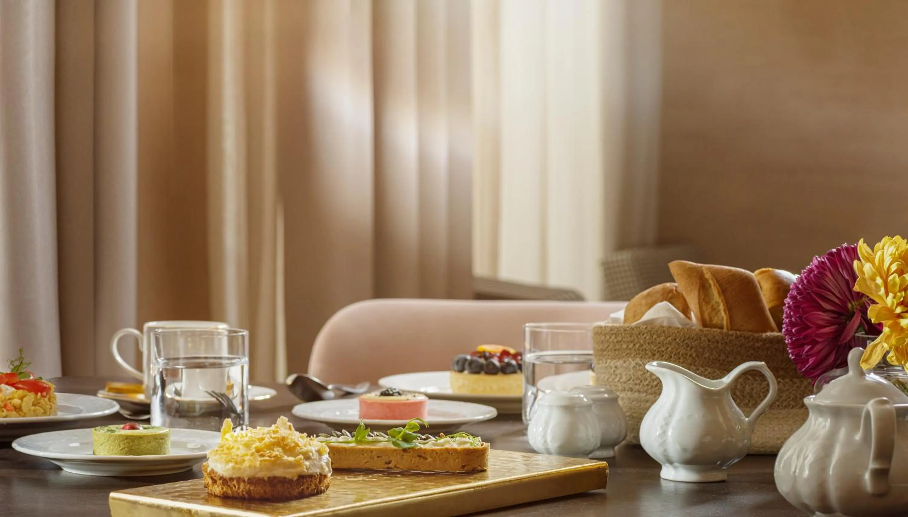 Breakfast in Monument Hotel