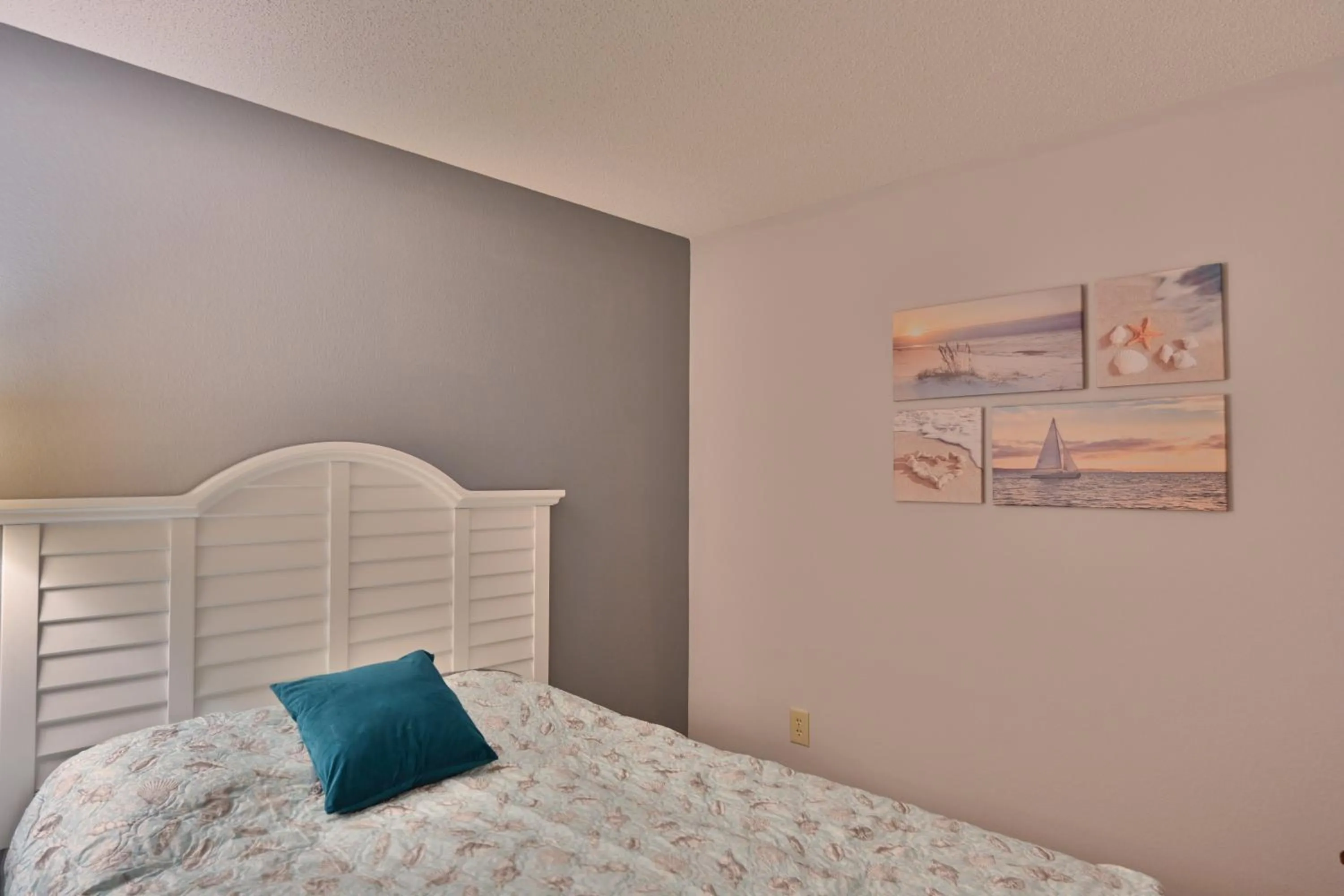 Bed in Pristine Condo Glorious Ocean View HS 11th Floor