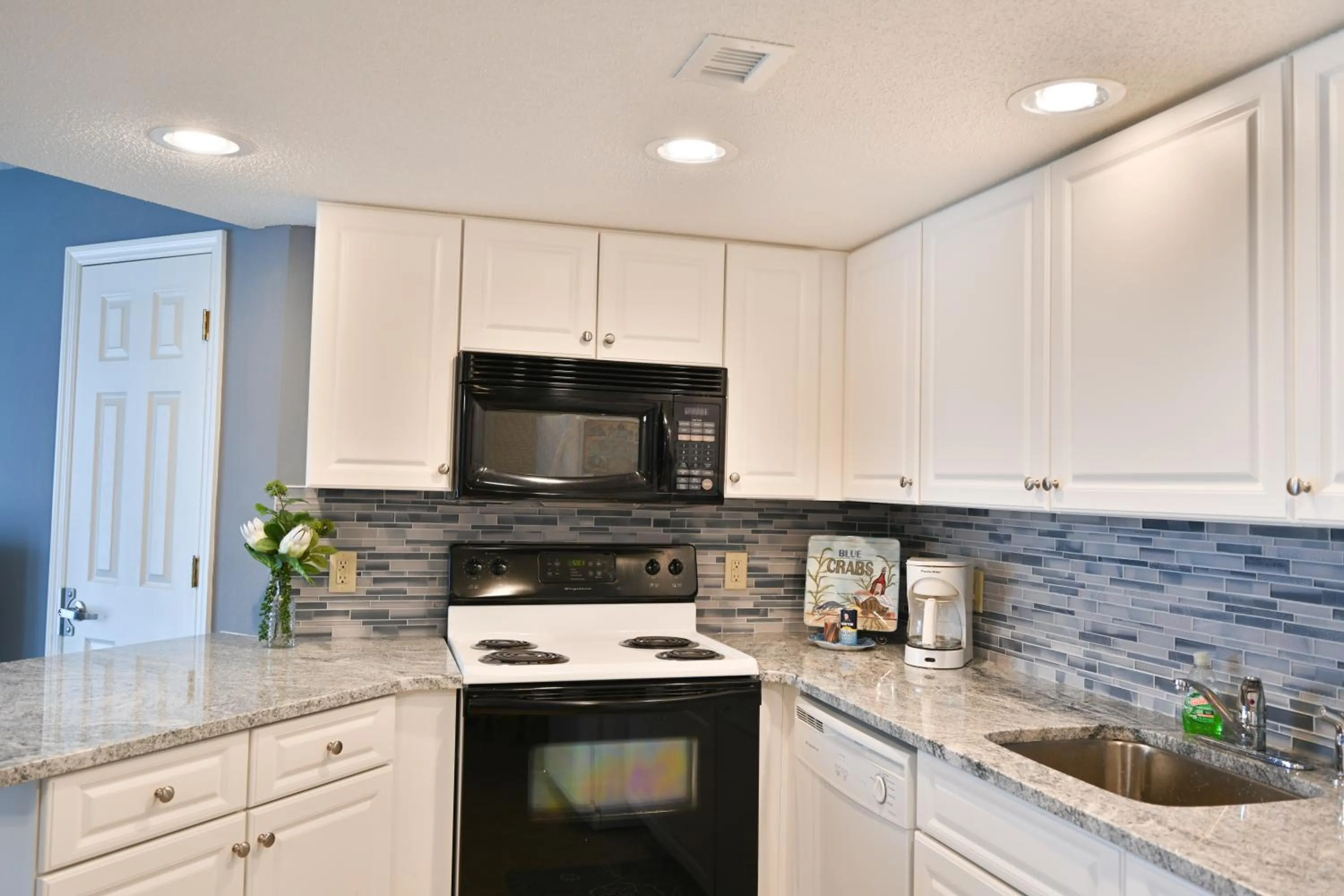Kitchen or kitchenette in Pristine Condo Glorious Ocean View HS 11th Floor