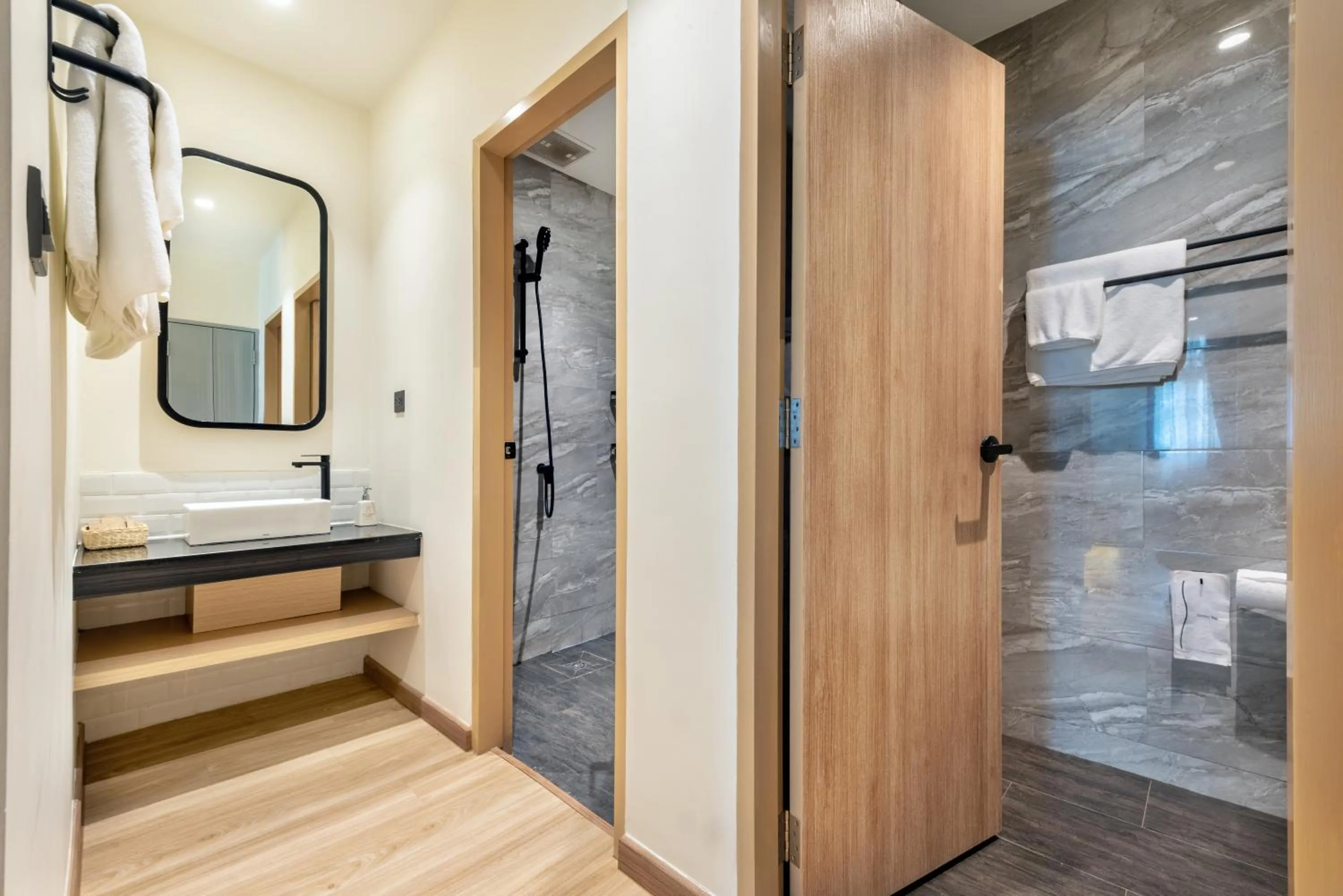 Shower in Phra Nakhon Poshtel