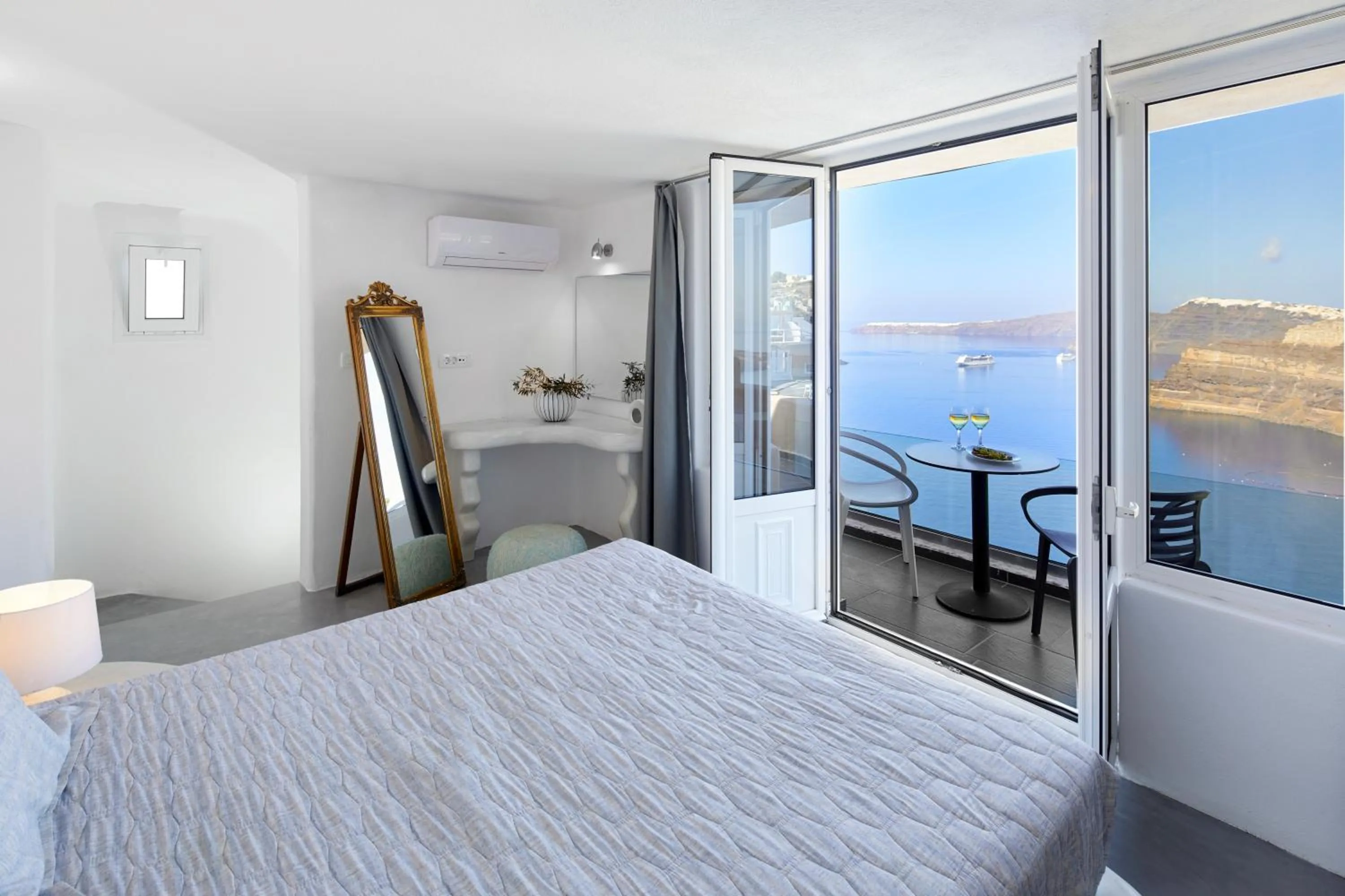 Balcony/Terrace, Bed in Suites of the Gods Cave Spa Hotel