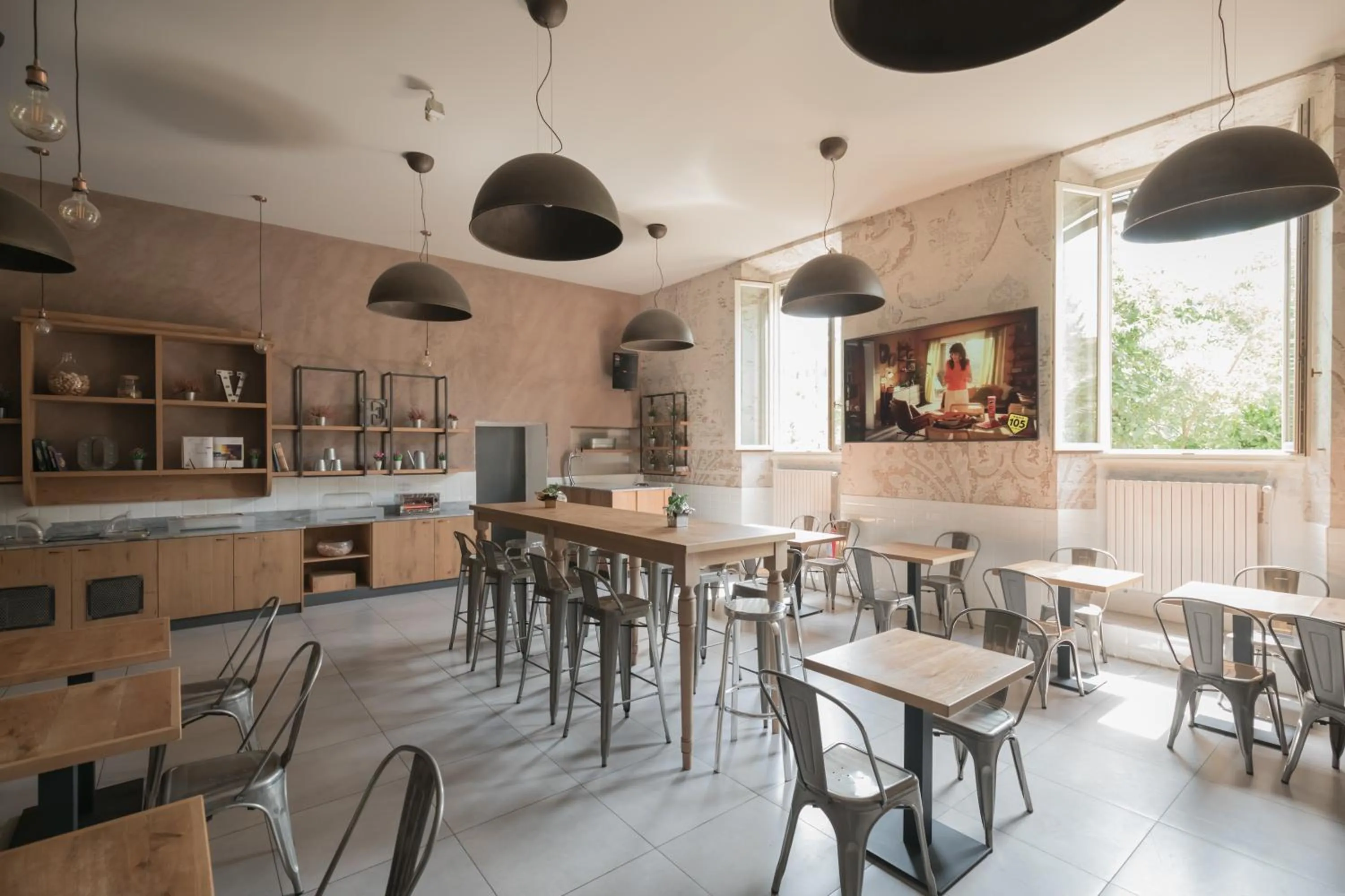 Restaurant/places to eat in Hotel & Hostel 7