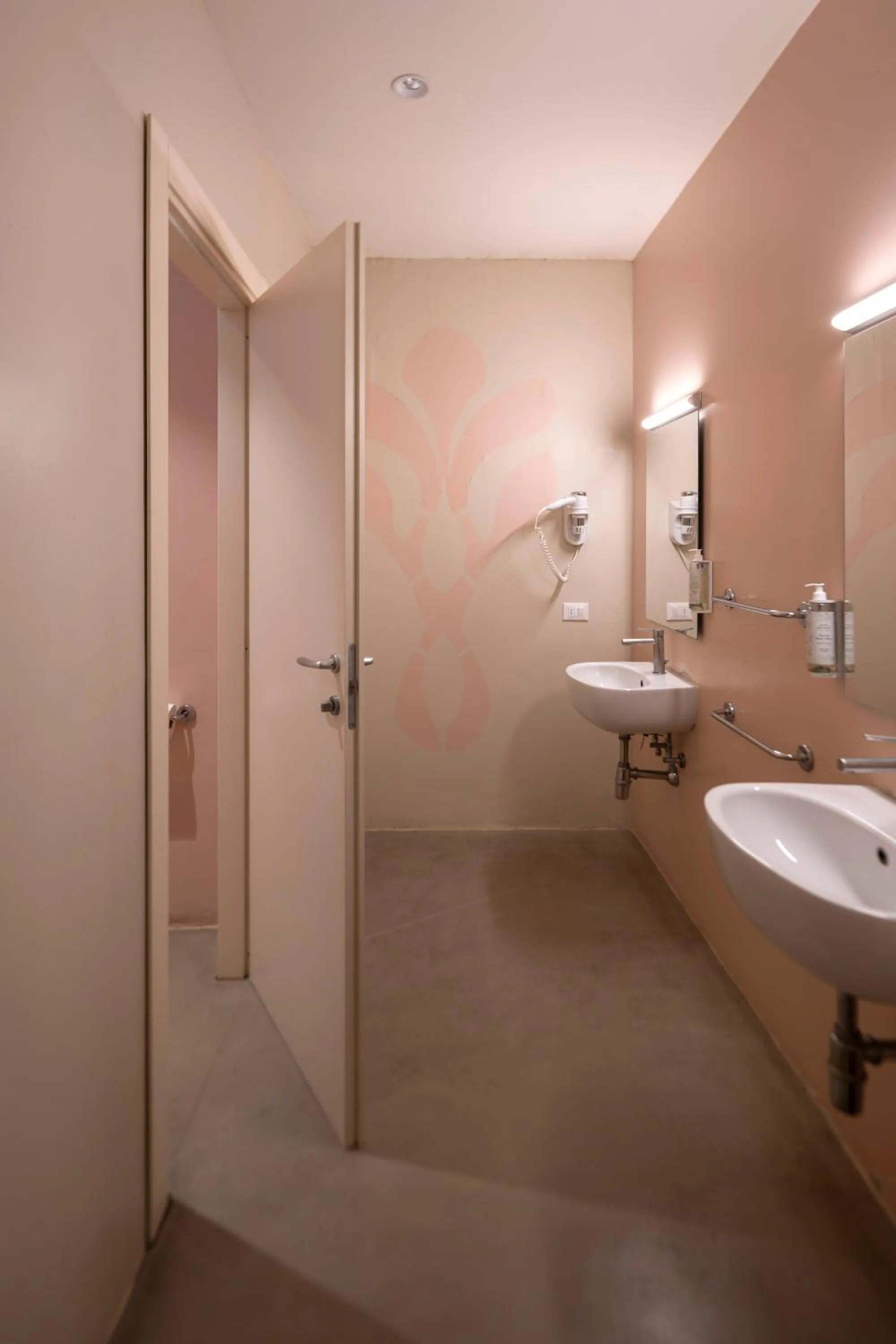 Toilet in Hotel & Hostel 7