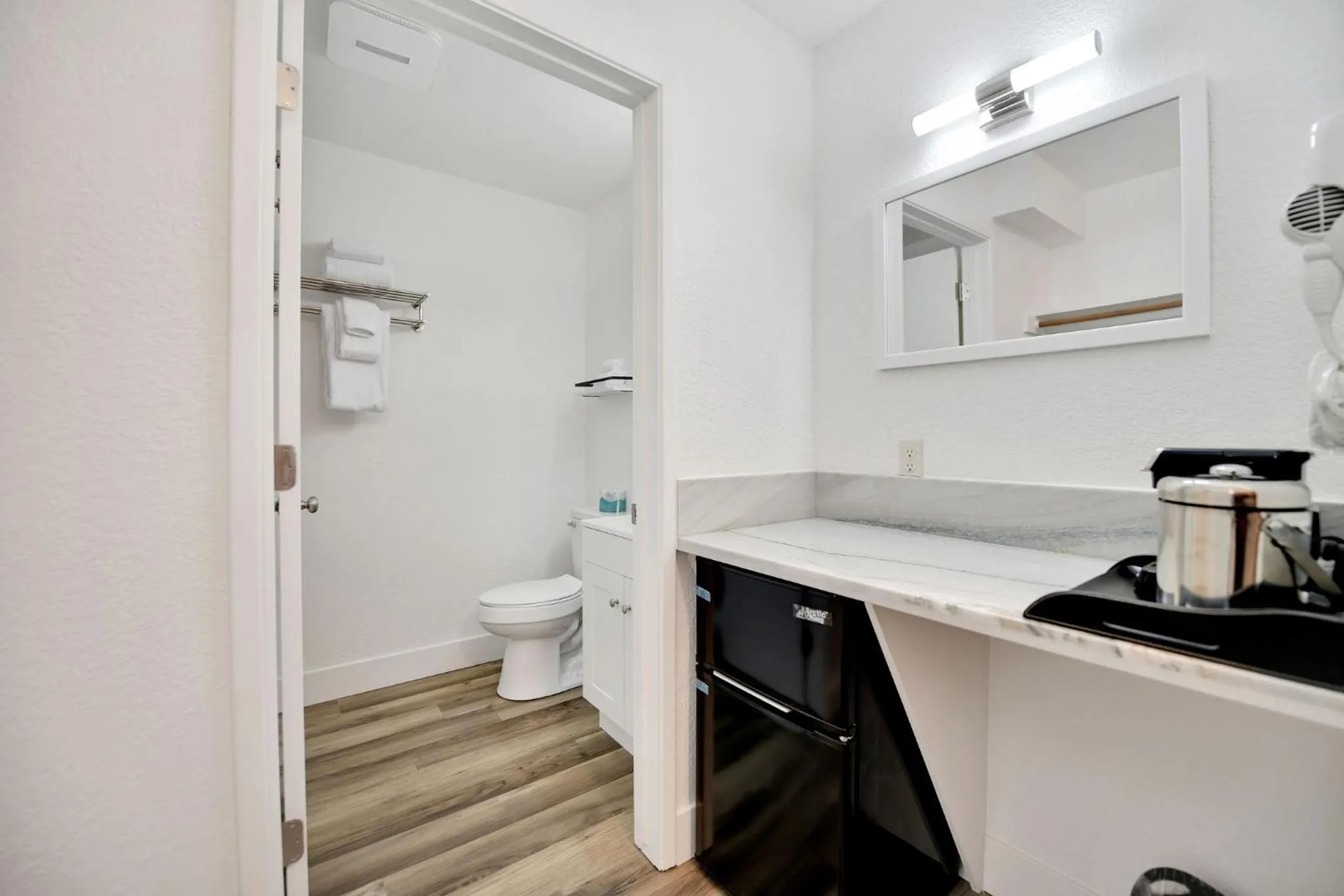 Coffee/tea facilities in Amador Hotel