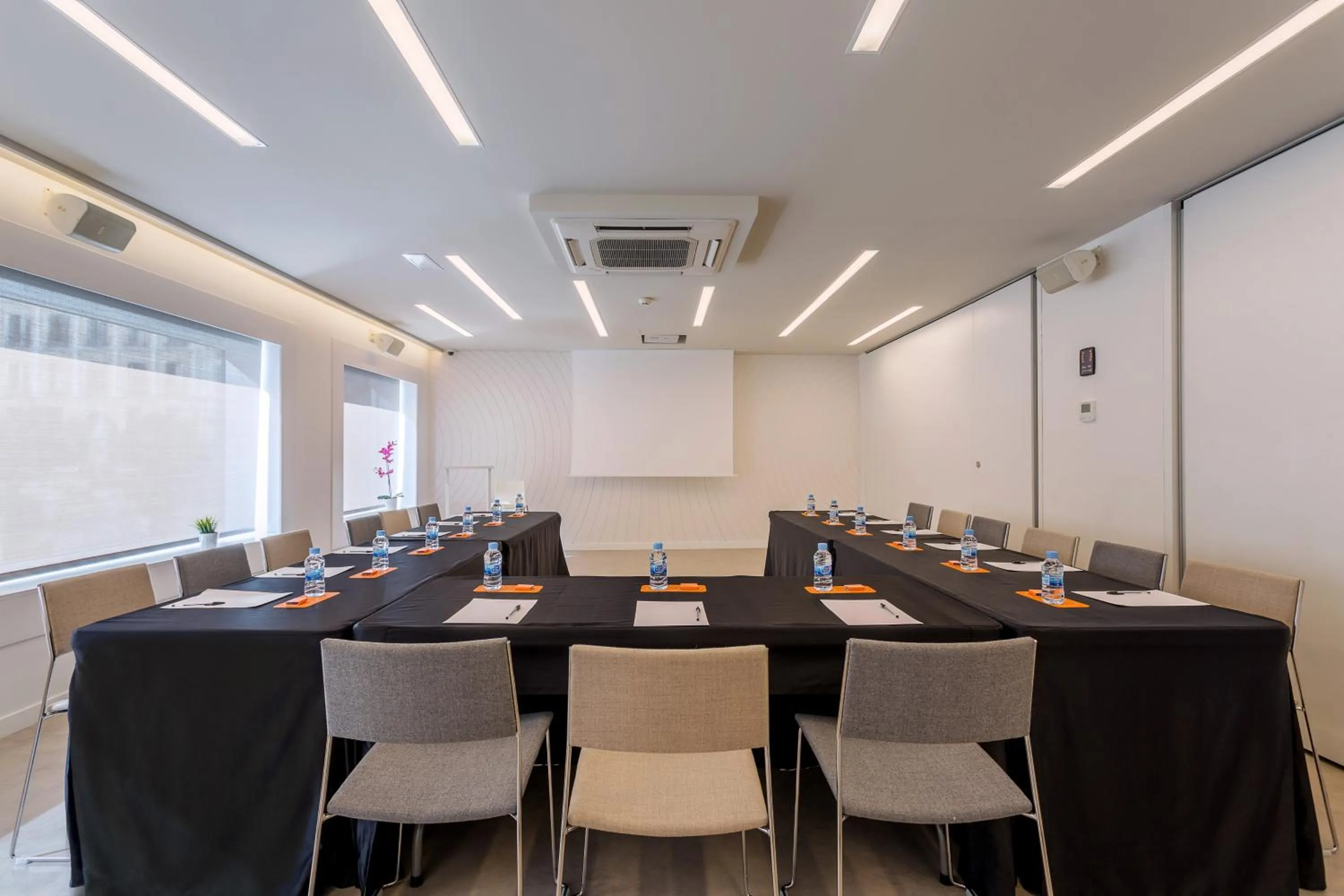 Business facilities in Room Mate Oscar, Madrid