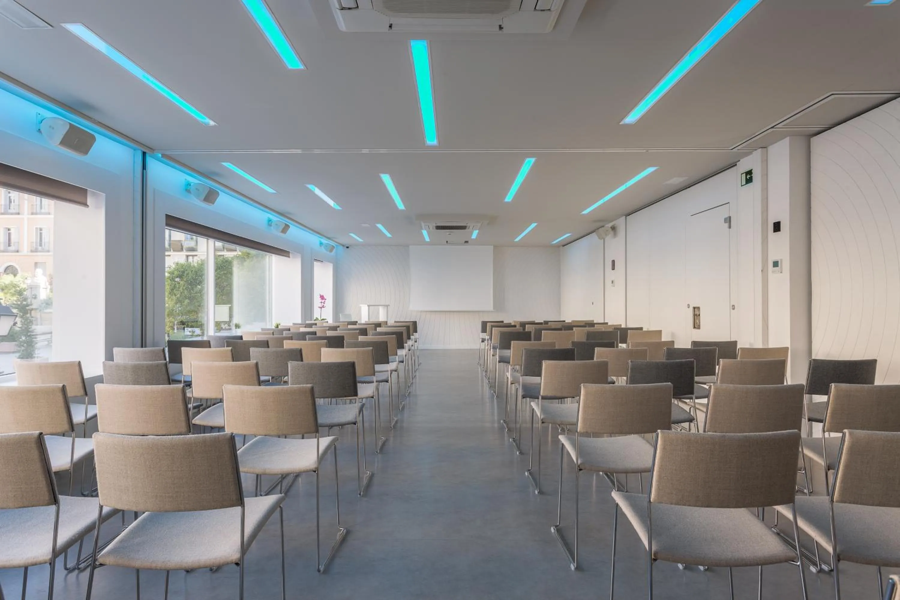 Business facilities in Room Mate Oscar, Madrid