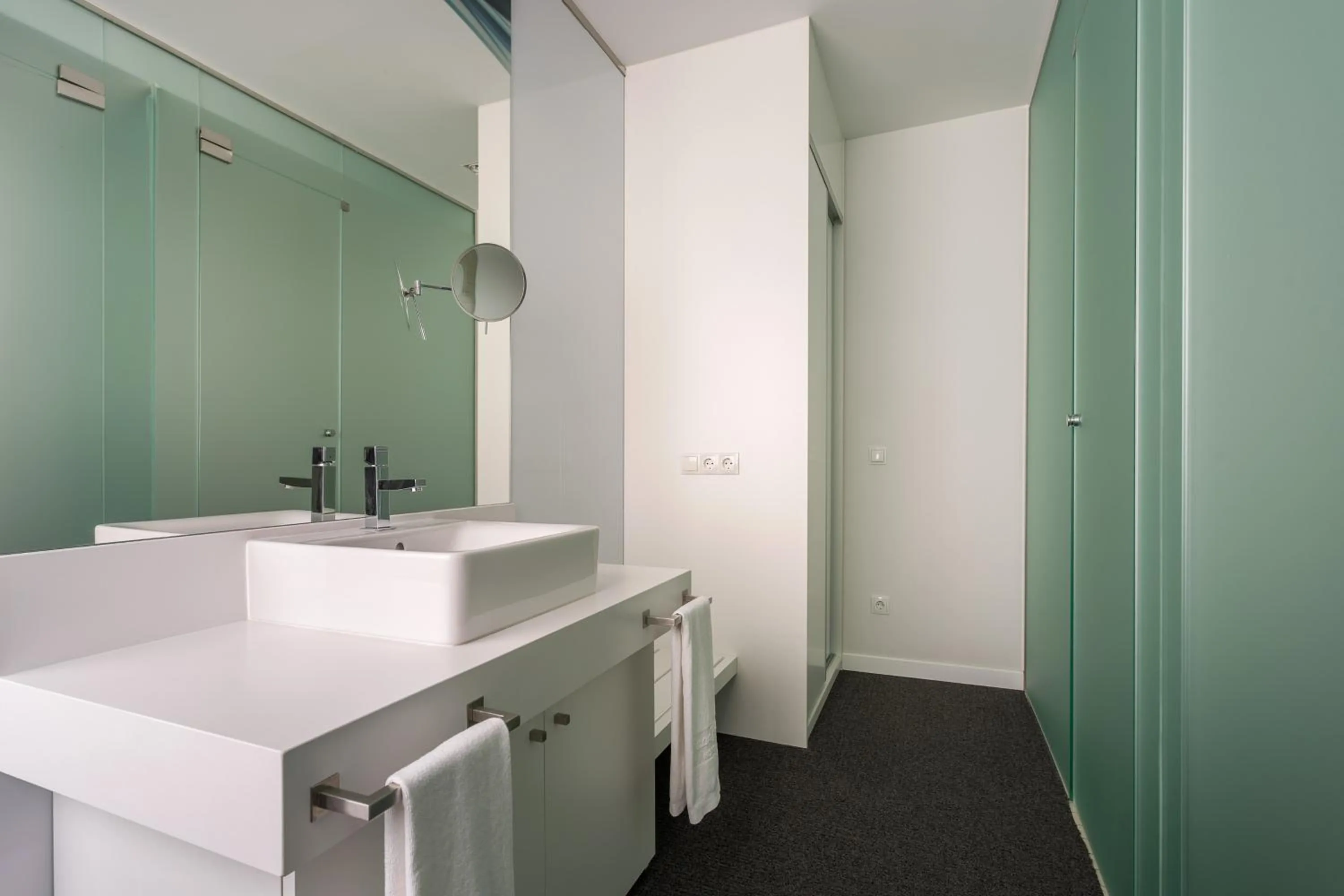 Shower in Room Mate Oscar, Madrid