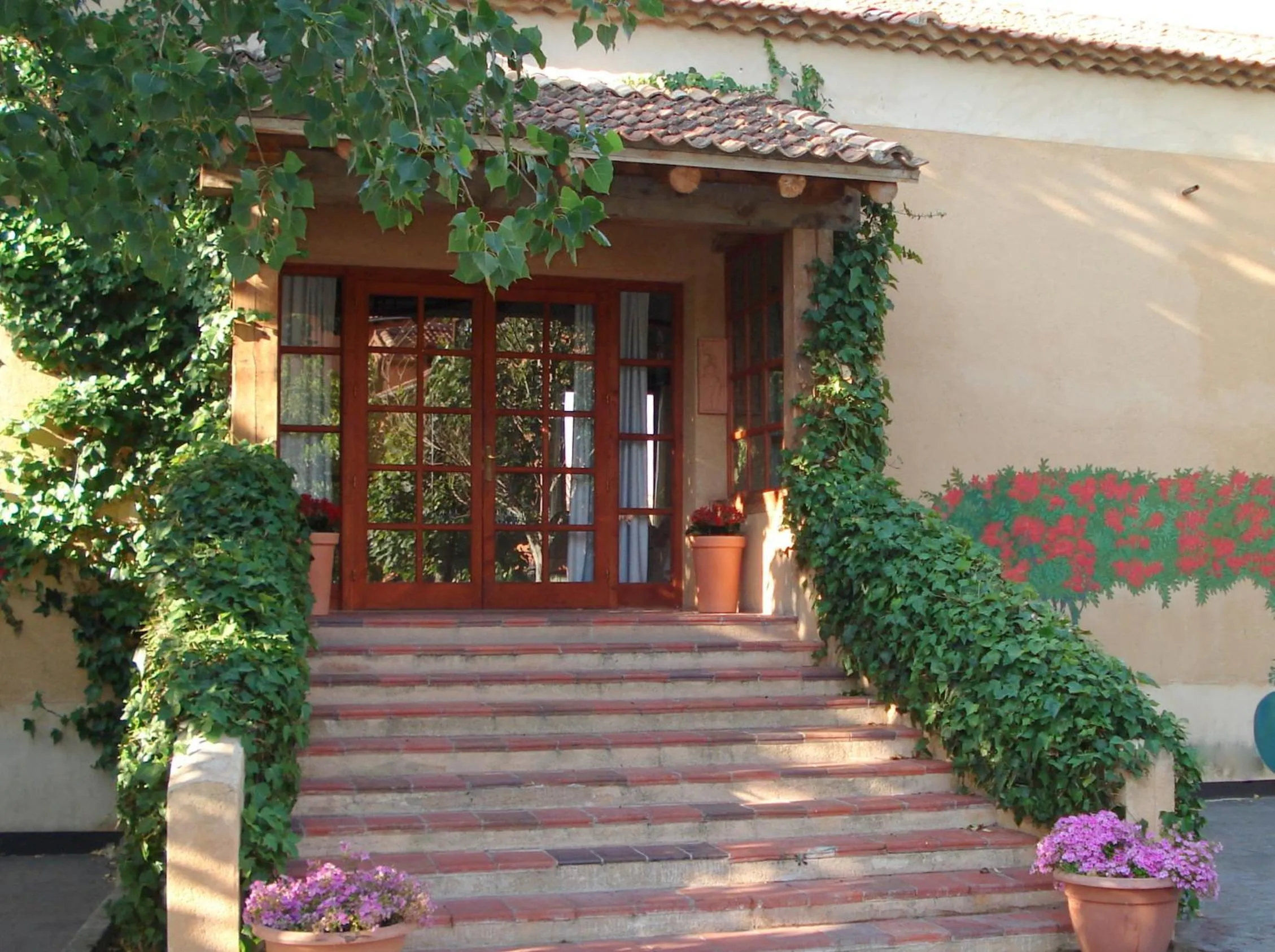 Facade/entrance in Hotel El Rancho