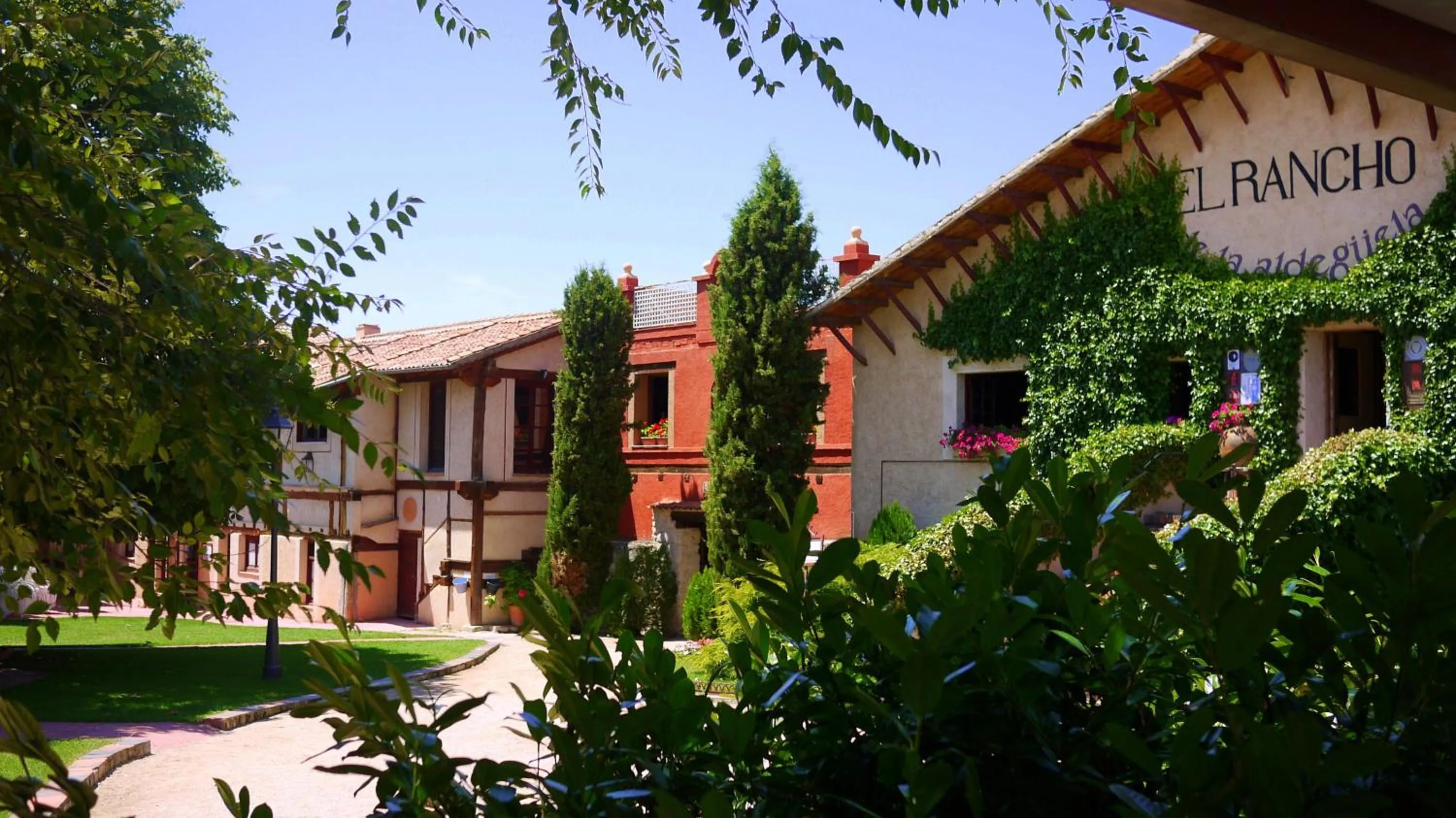 Facade/entrance in Hotel El Rancho