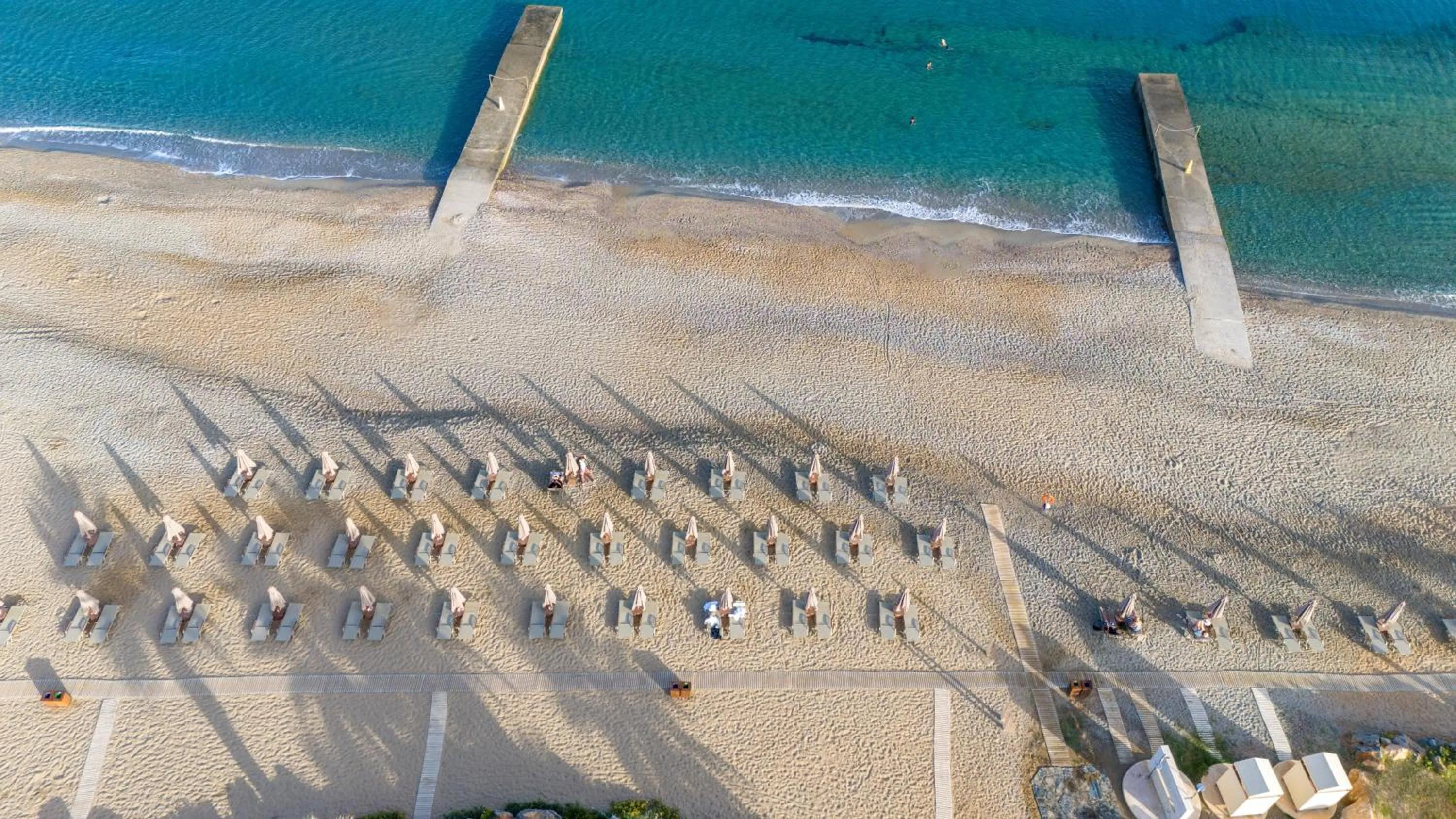 Swimming pool in Aquila Rithymna Beach