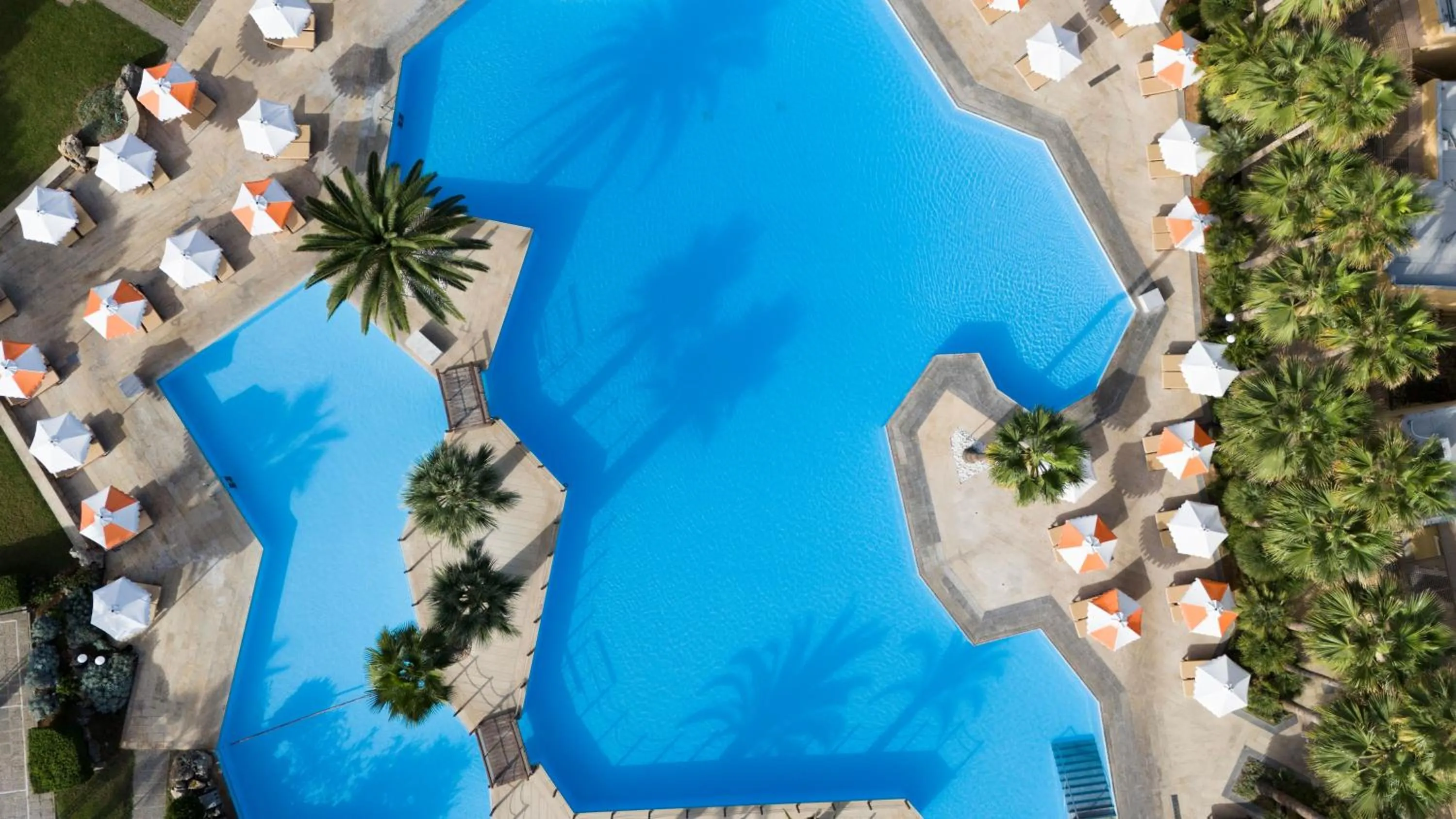 Swimming pool in Aquila Rithymna Beach