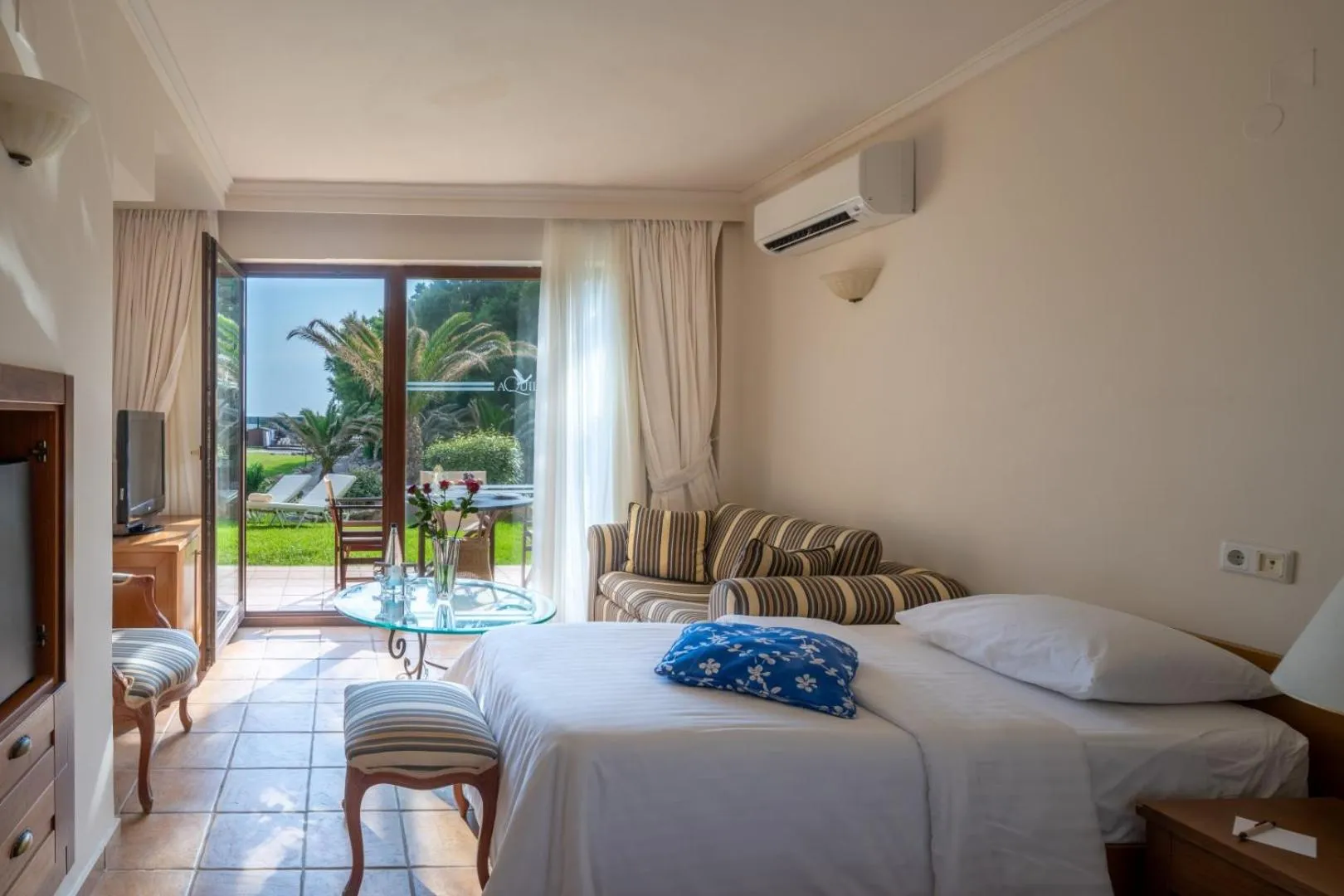Photo of the whole room, Bed in Aquila Rithymna Beach