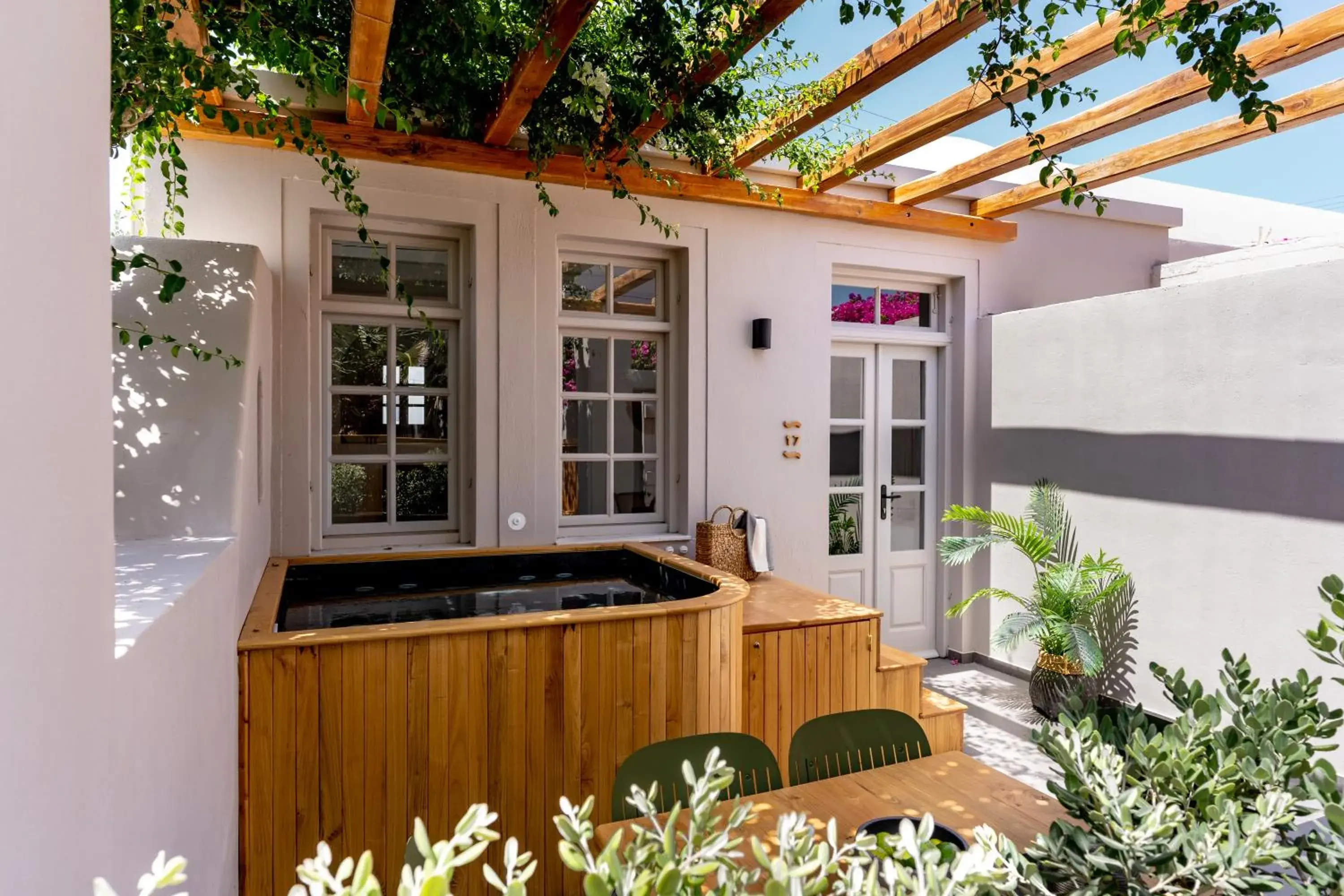 Suite with outdoor Jetted Hot Tub in Marillia Village Suite with outdoor Jetted Hot Tub in Marillia Village