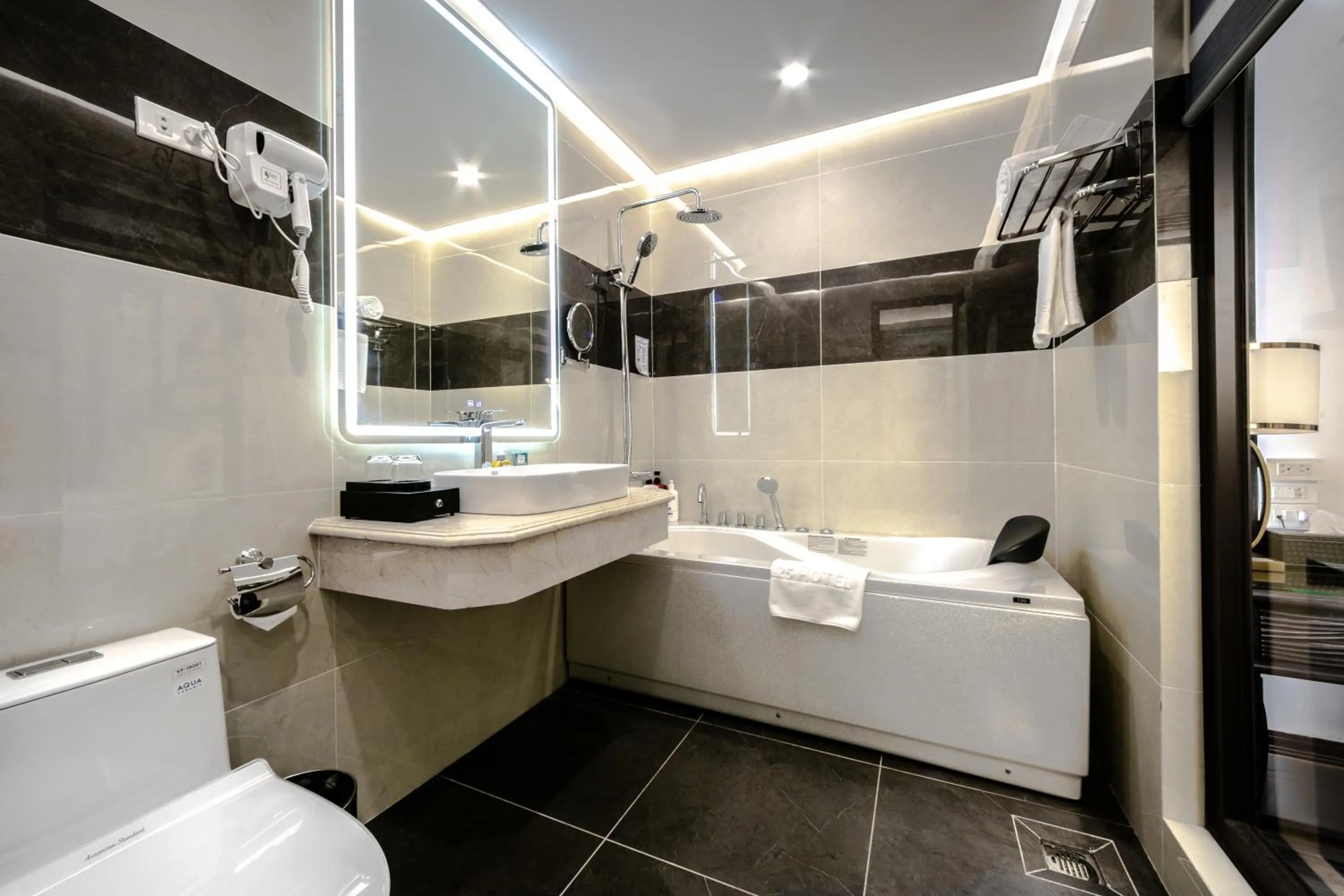 Toilet in A25 Hotel - 16 Miếu Đầm