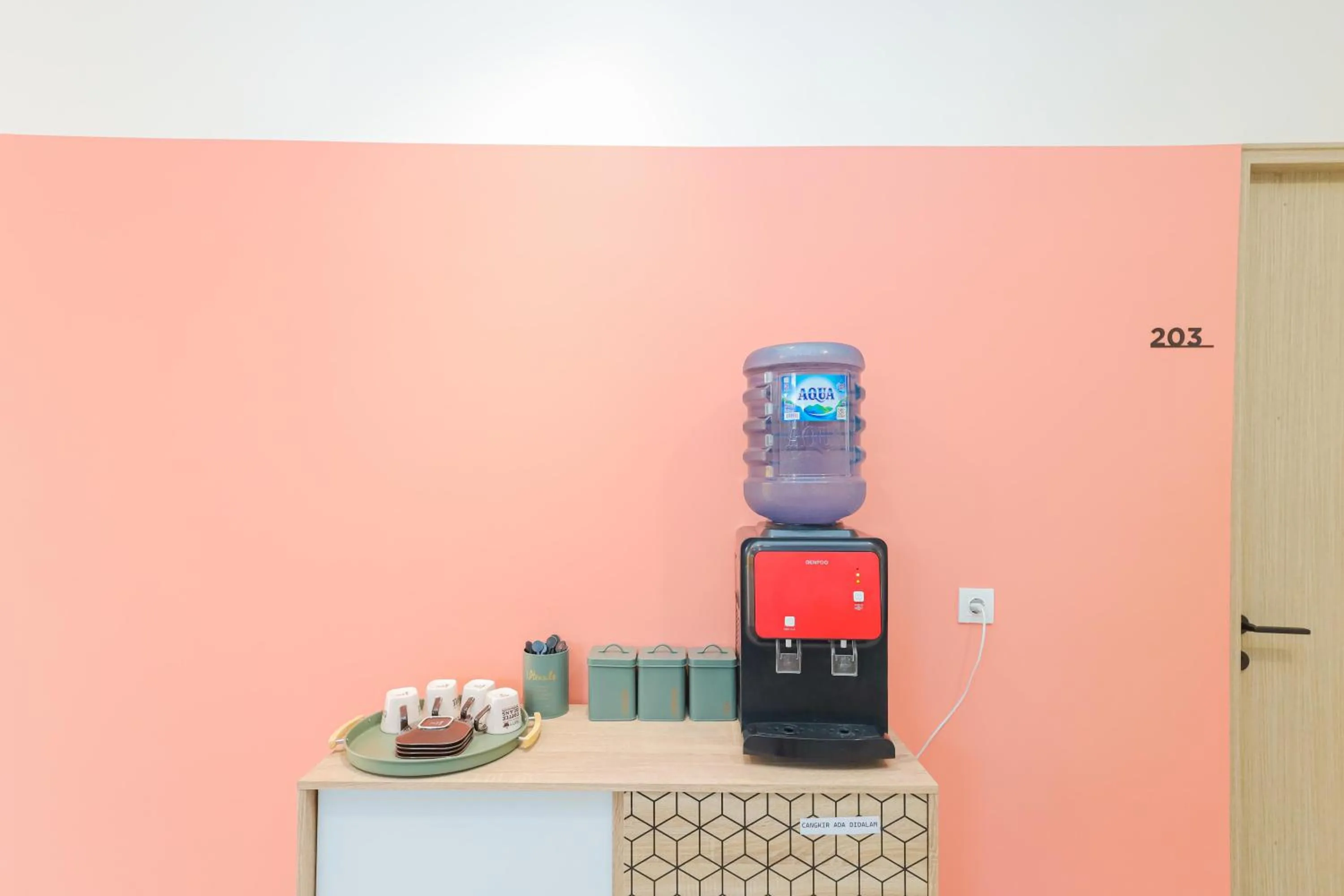 Kitchen or kitchenette in Sans Hotel Clover Ace Surabaya by RedDoorz