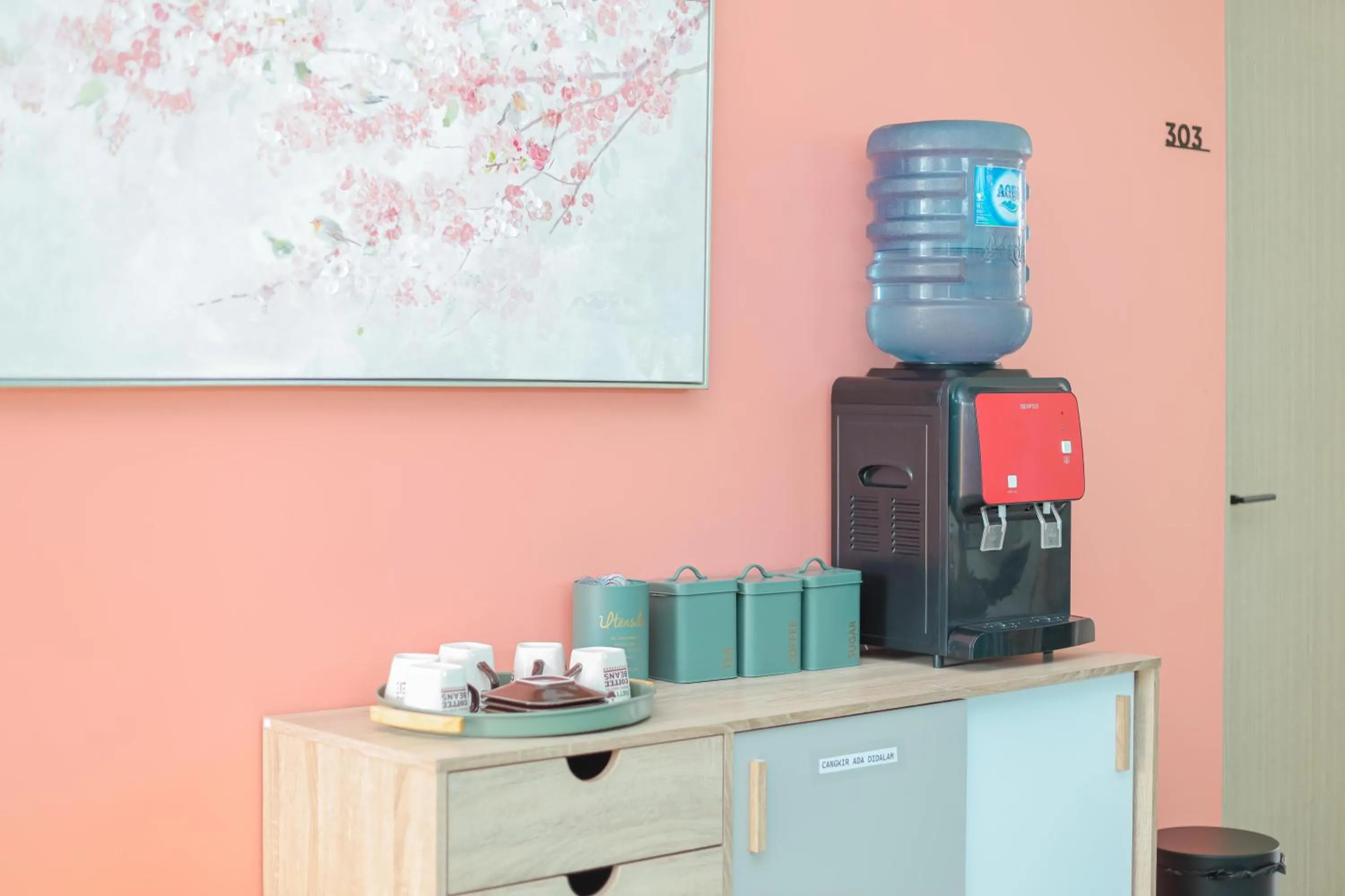 Coffee/tea facilities in Sans Hotel Clover Ace Surabaya by RedDoorz