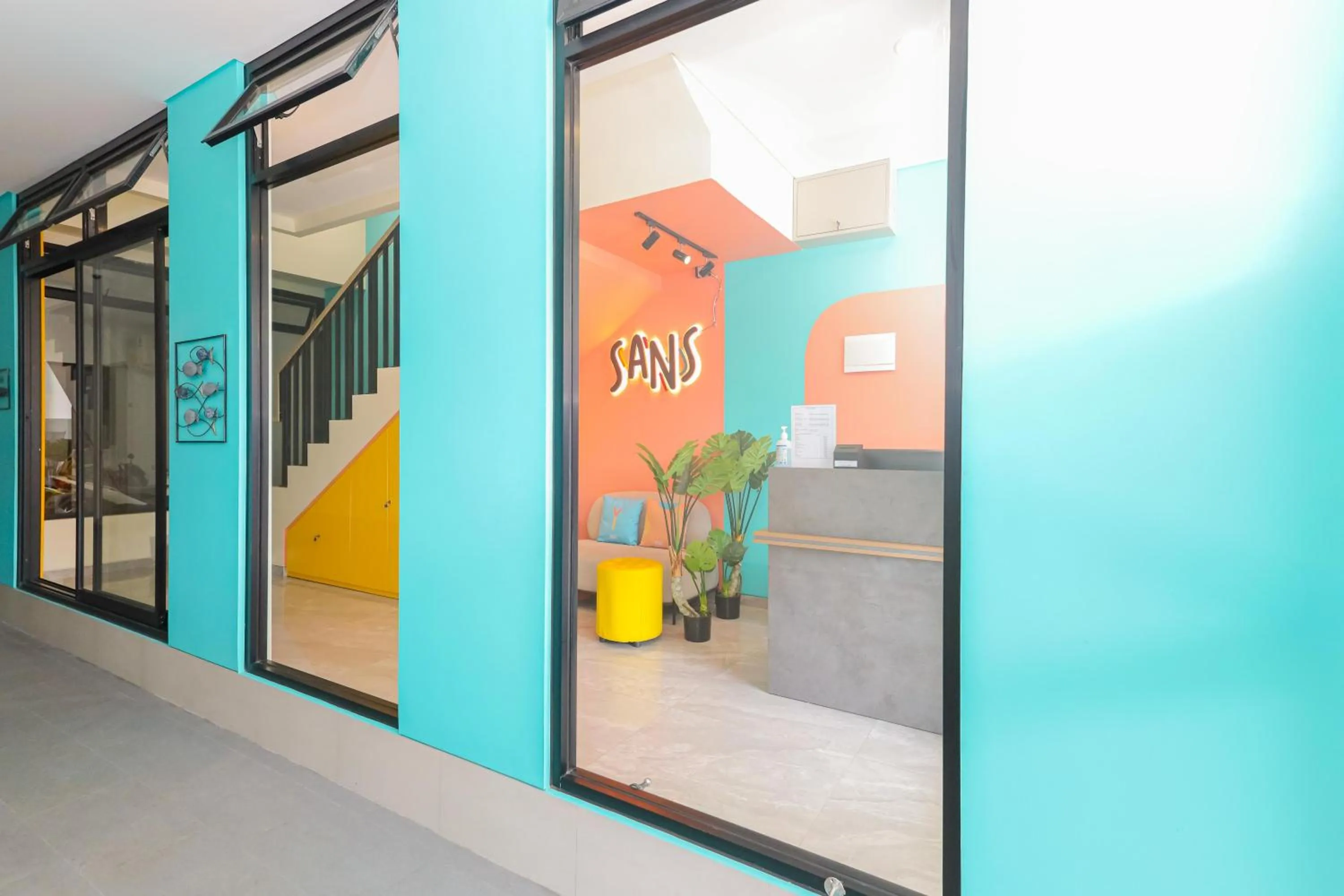 Lobby or reception in Sans Hotel Clover Ace Surabaya by RedDoorz