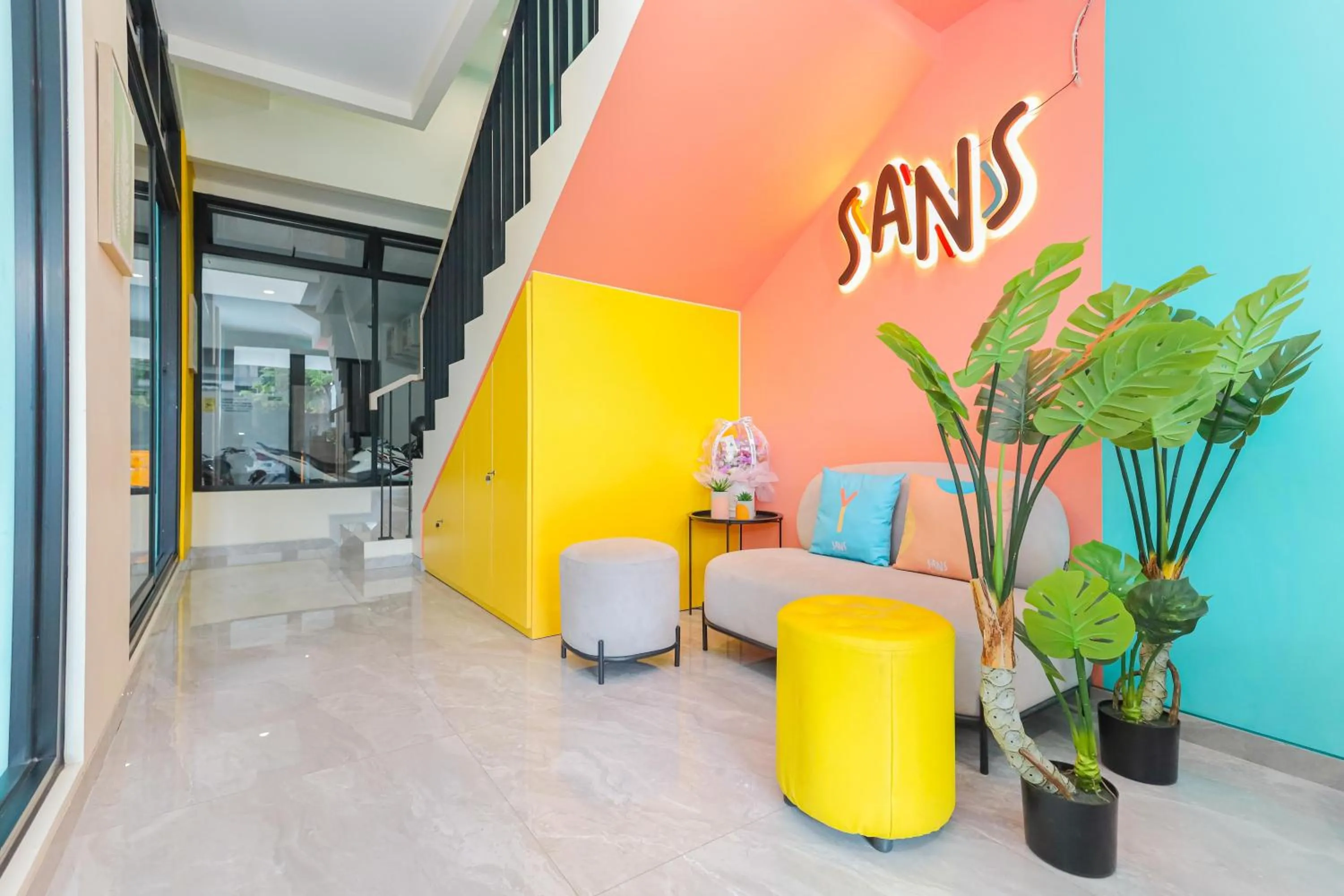 Living room in Sans Hotel Clover Ace Surabaya by RedDoorz