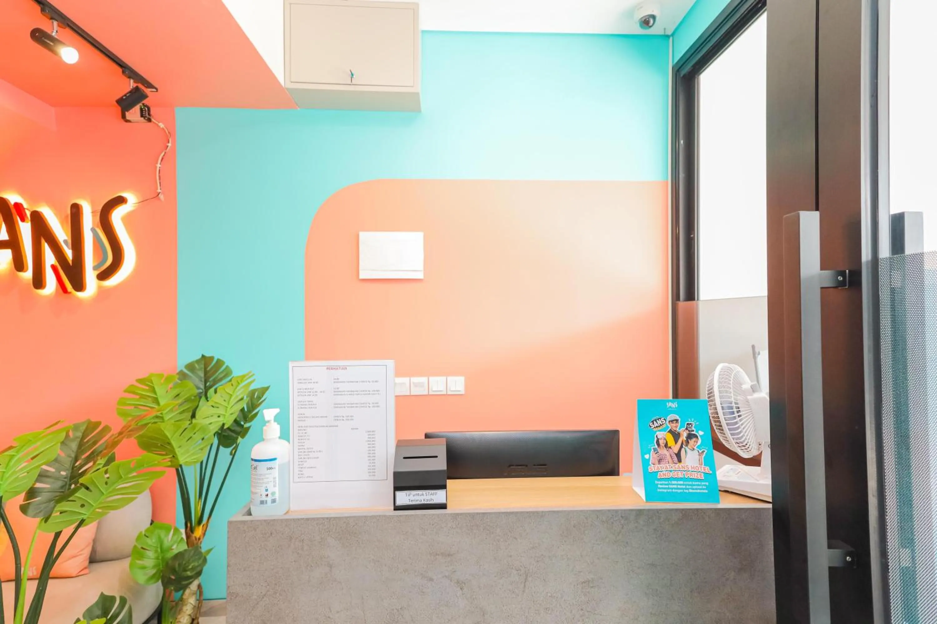 Lobby or reception in Sans Hotel Clover Ace Surabaya by RedDoorz