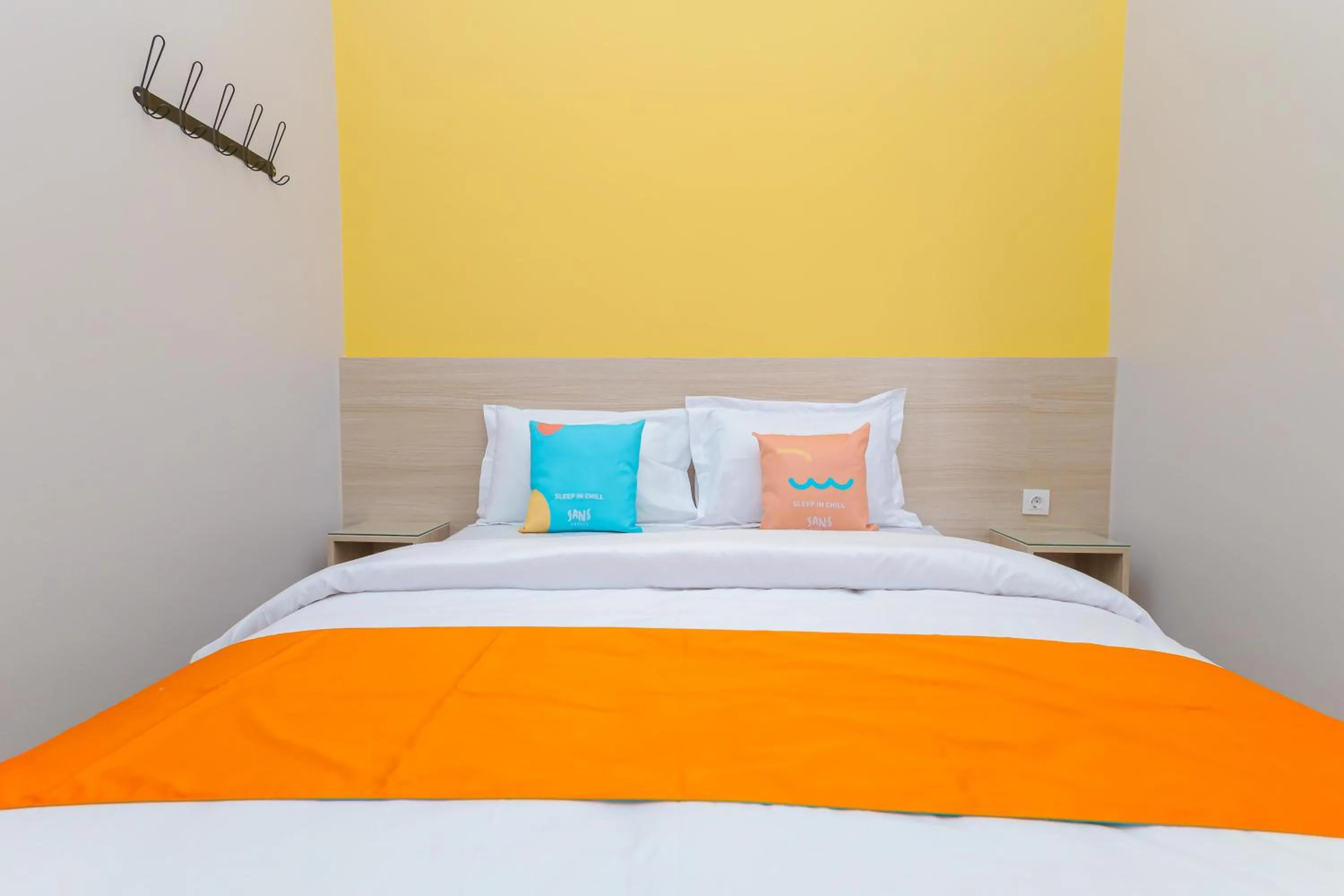 Bedroom, Bed in Sans Hotel Clover Ace Surabaya by RedDoorz