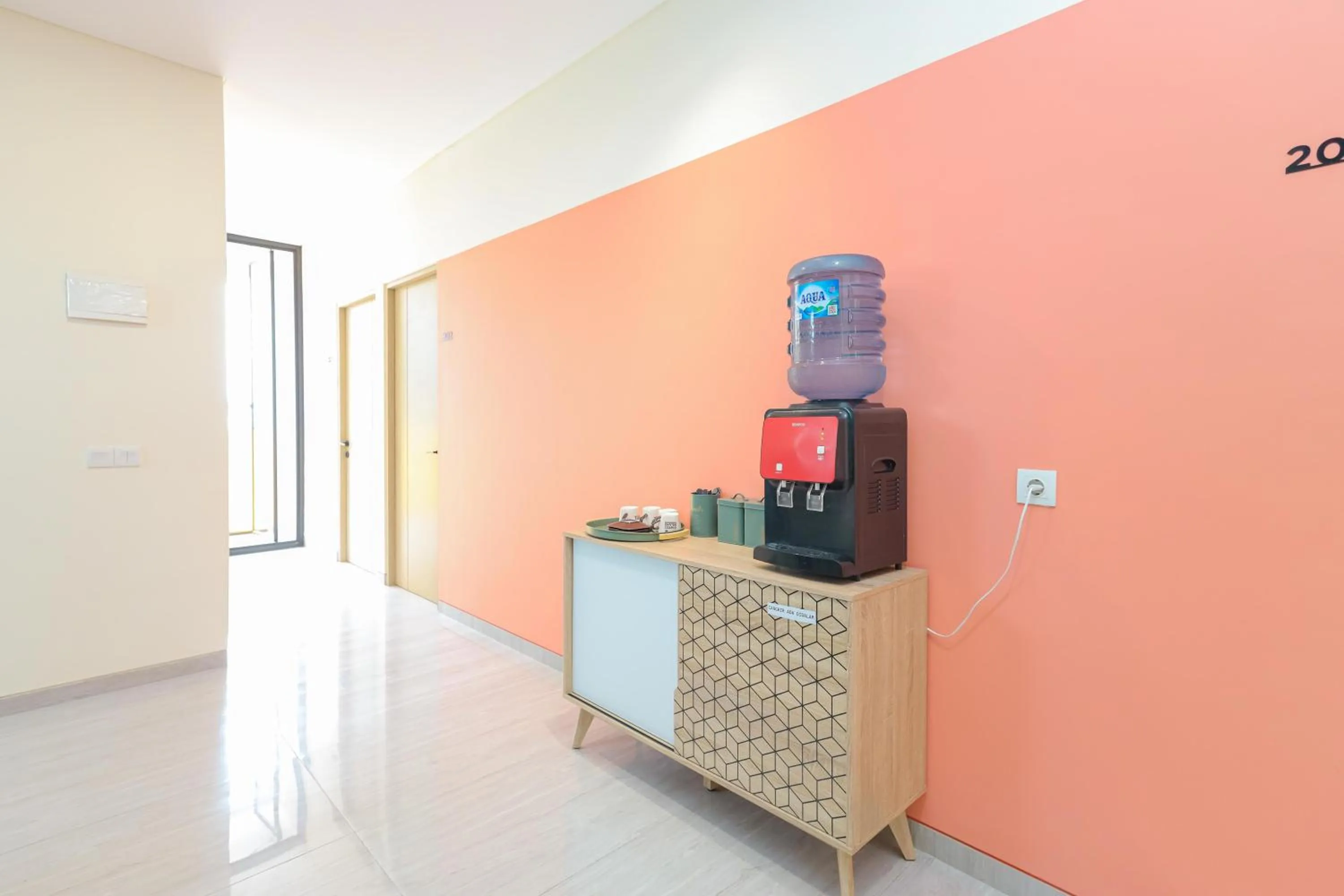 Coffee/tea facilities in Sans Hotel Clover Ace Surabaya by RedDoorz