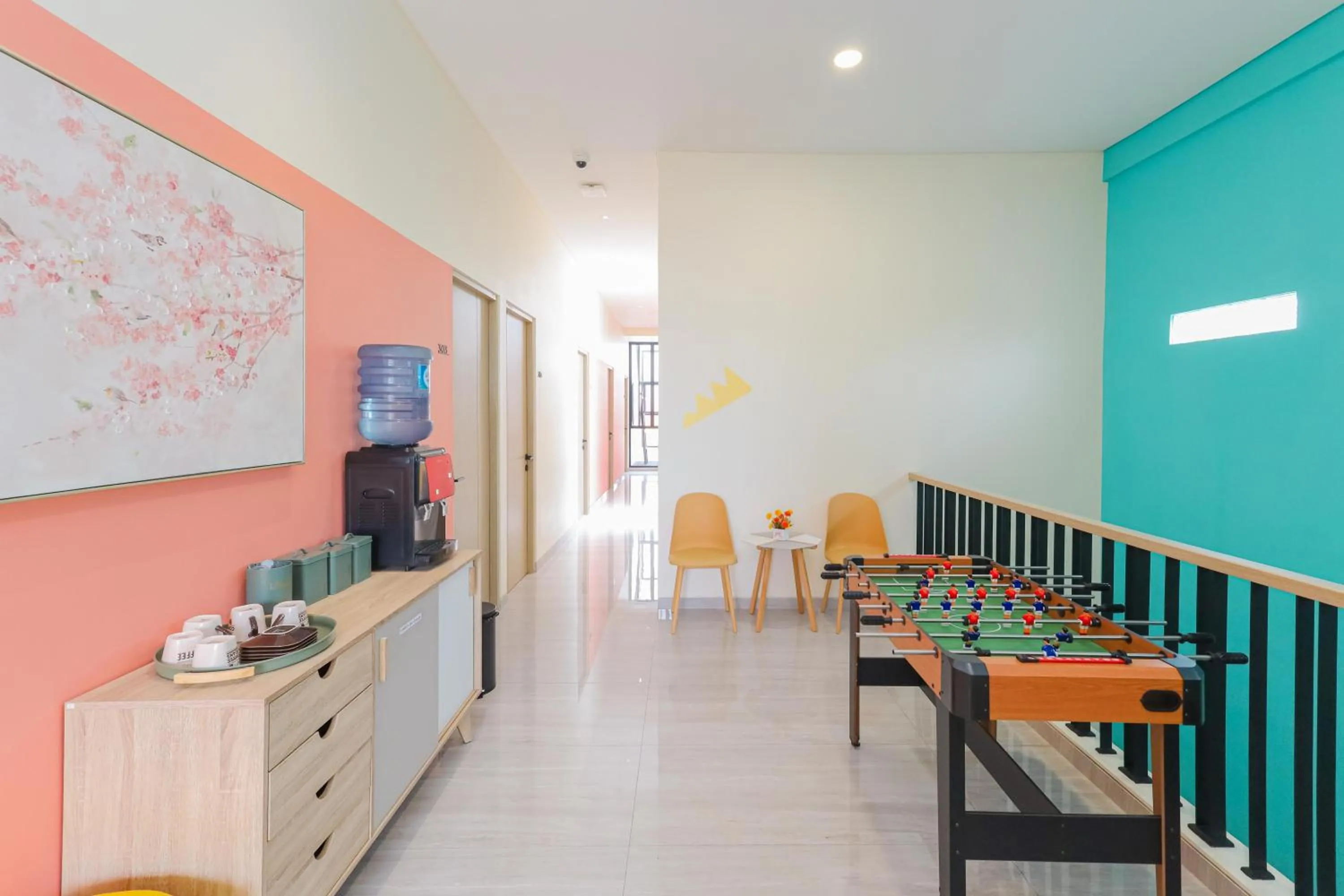 Seating area in Sans Hotel Clover Ace Surabaya by RedDoorz