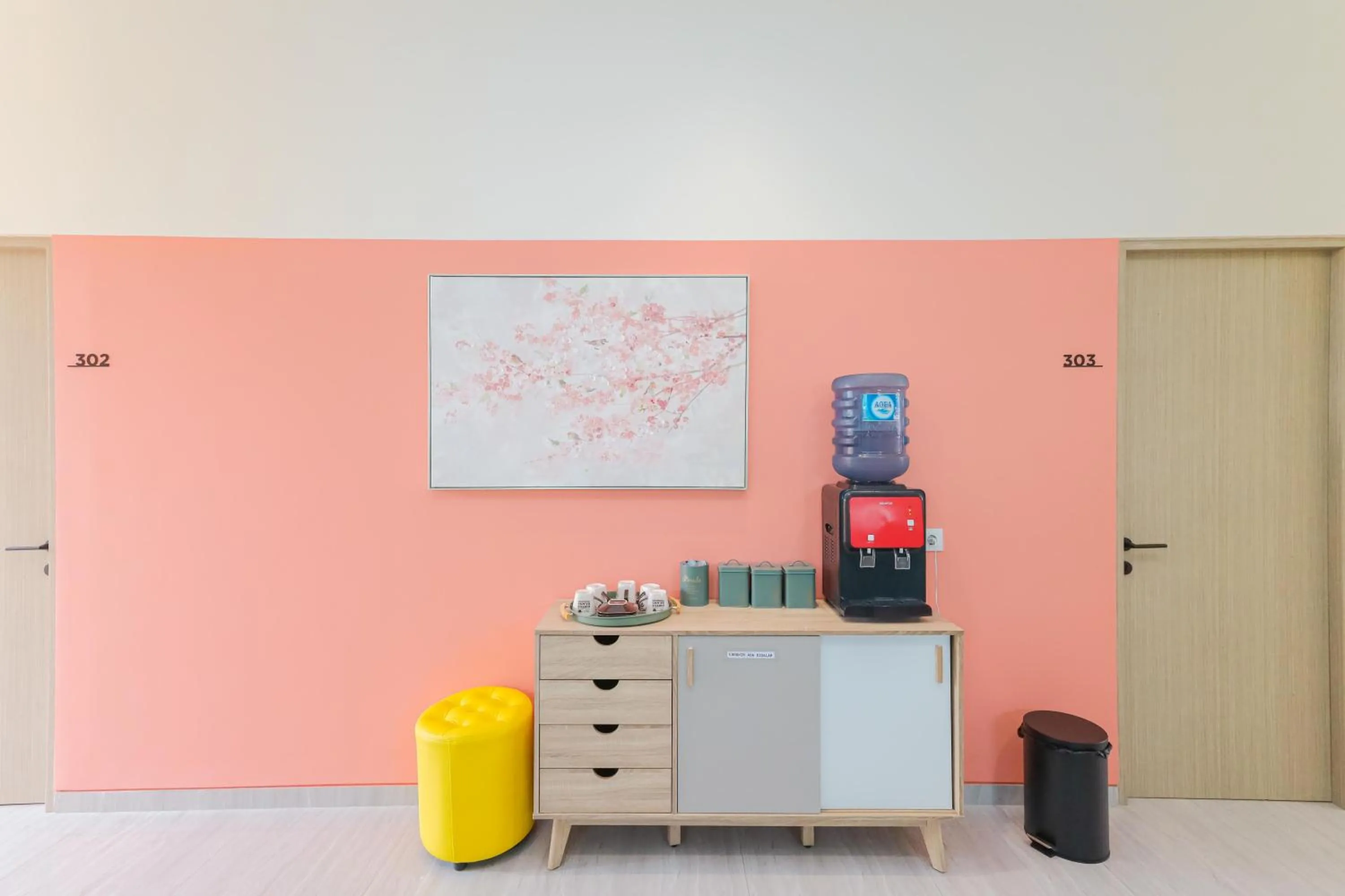 Kitchen or kitchenette in Sans Hotel Clover Ace Surabaya by RedDoorz