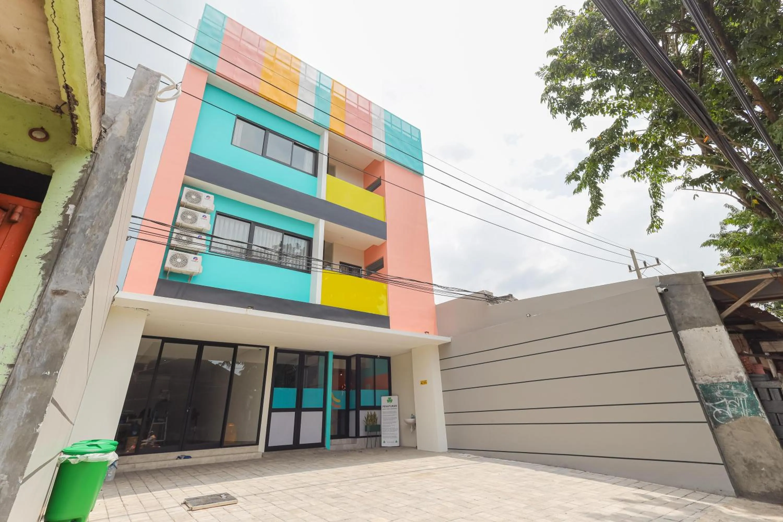 Property building in Sans Hotel Clover Ace Surabaya by RedDoorz