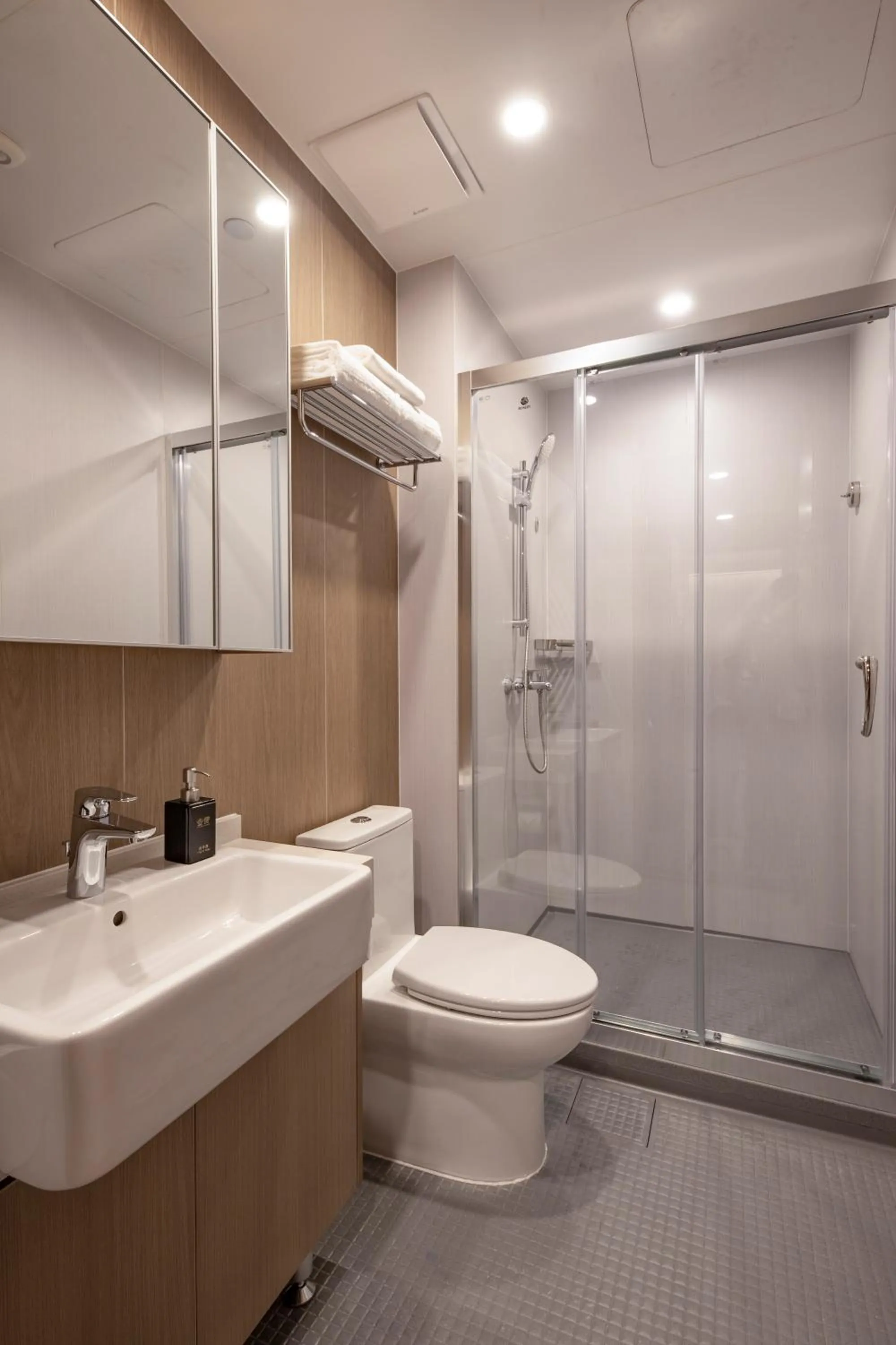 Toilet in CM Serviced Apartment Shenzhen Dongmen