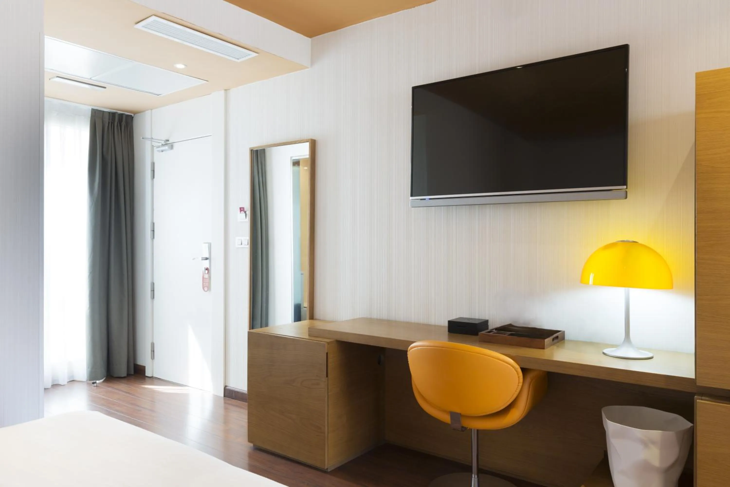 TV and multimedia, Bed in Petit Palace Plaza Málaga