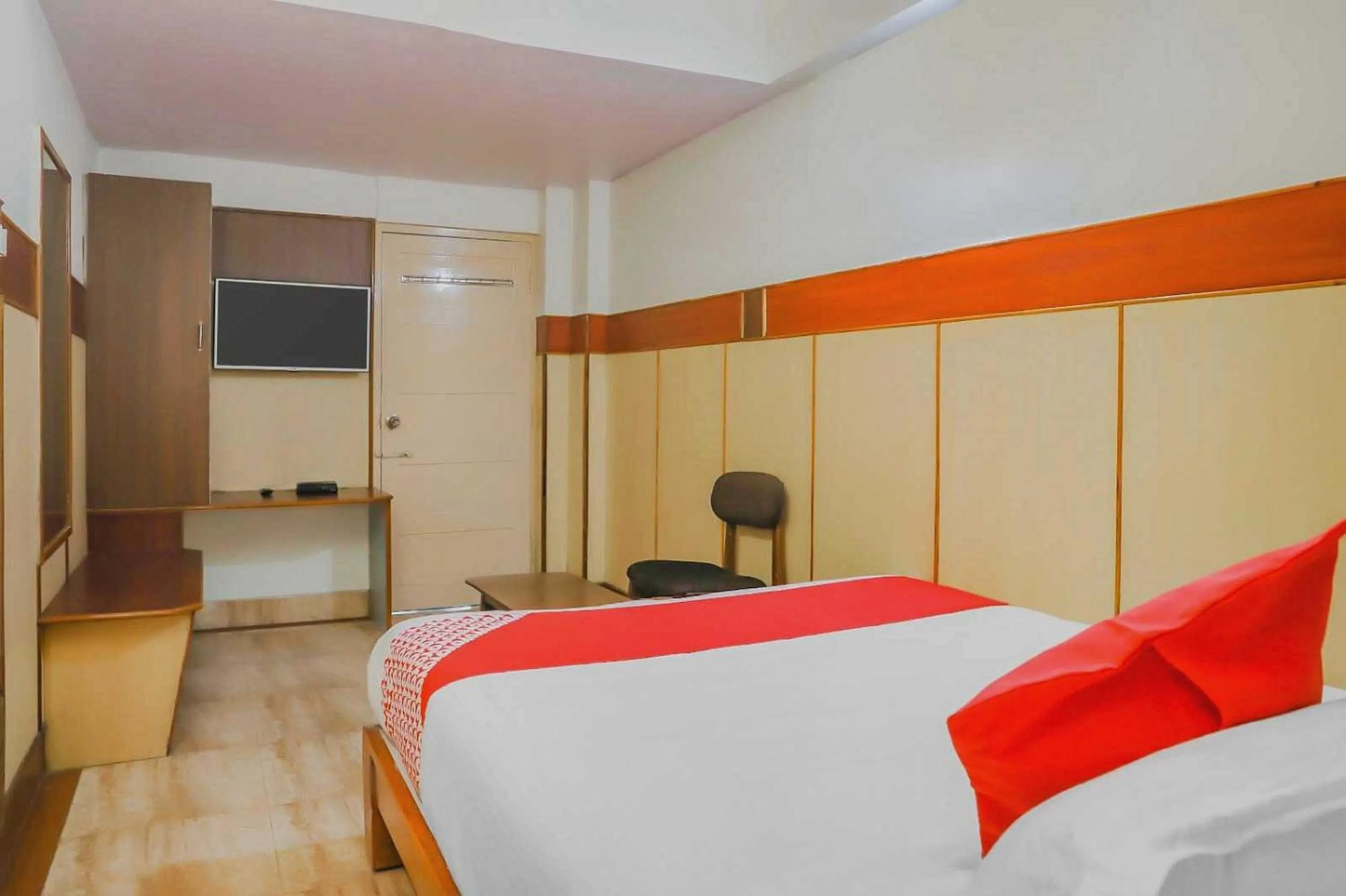 Facade/entrance, Bed in Hotel O Sai Vishram